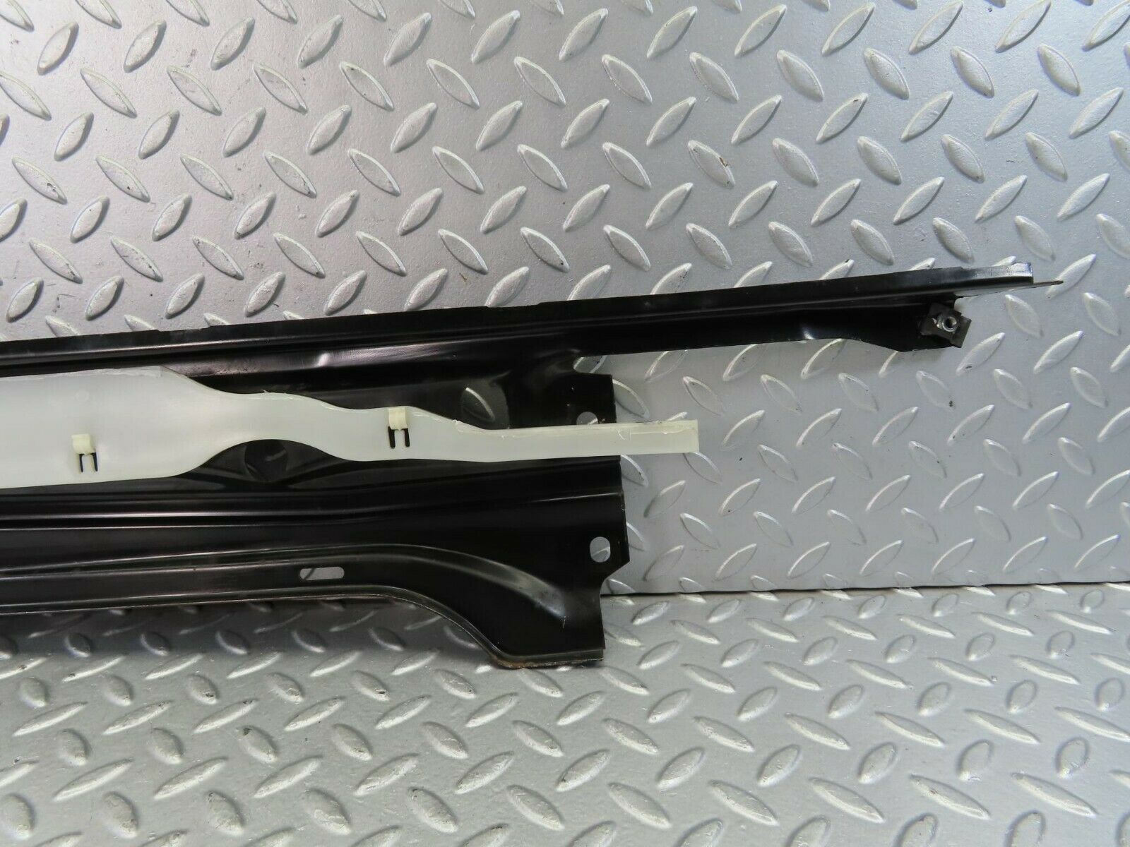 9313 Mercedes-Benz C124 300CE Coupe Rear Window Channel Support Right