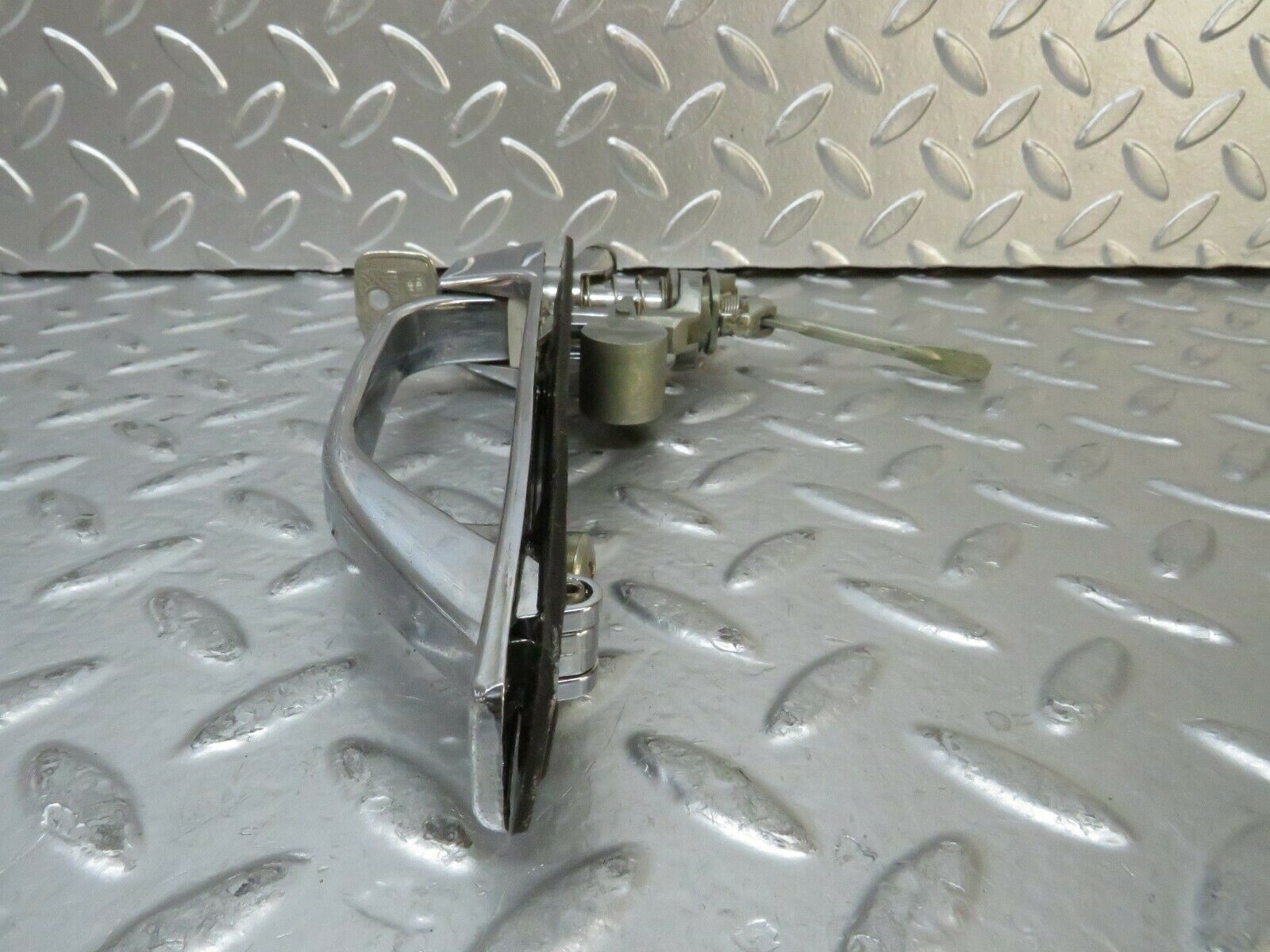 23721 Mercedes-Benz W116 350E Front Left Exterior Door Handle Key 1167600159