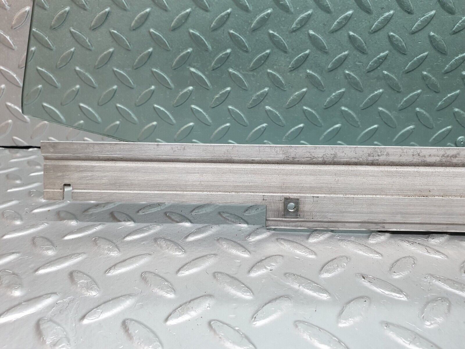 41131 Mercedes-Benz W126 300SE Front Right Door Window Glass