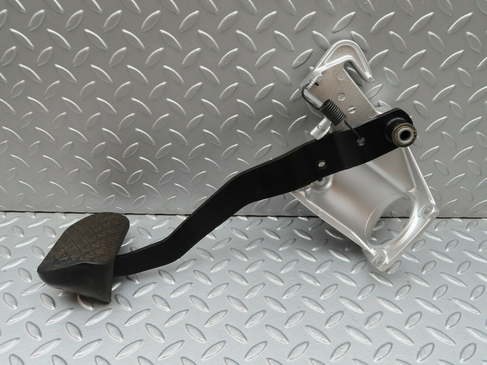3947 Mercedes-Benz S123 200T Wagon Brake Pedal Assembly 1232900219
