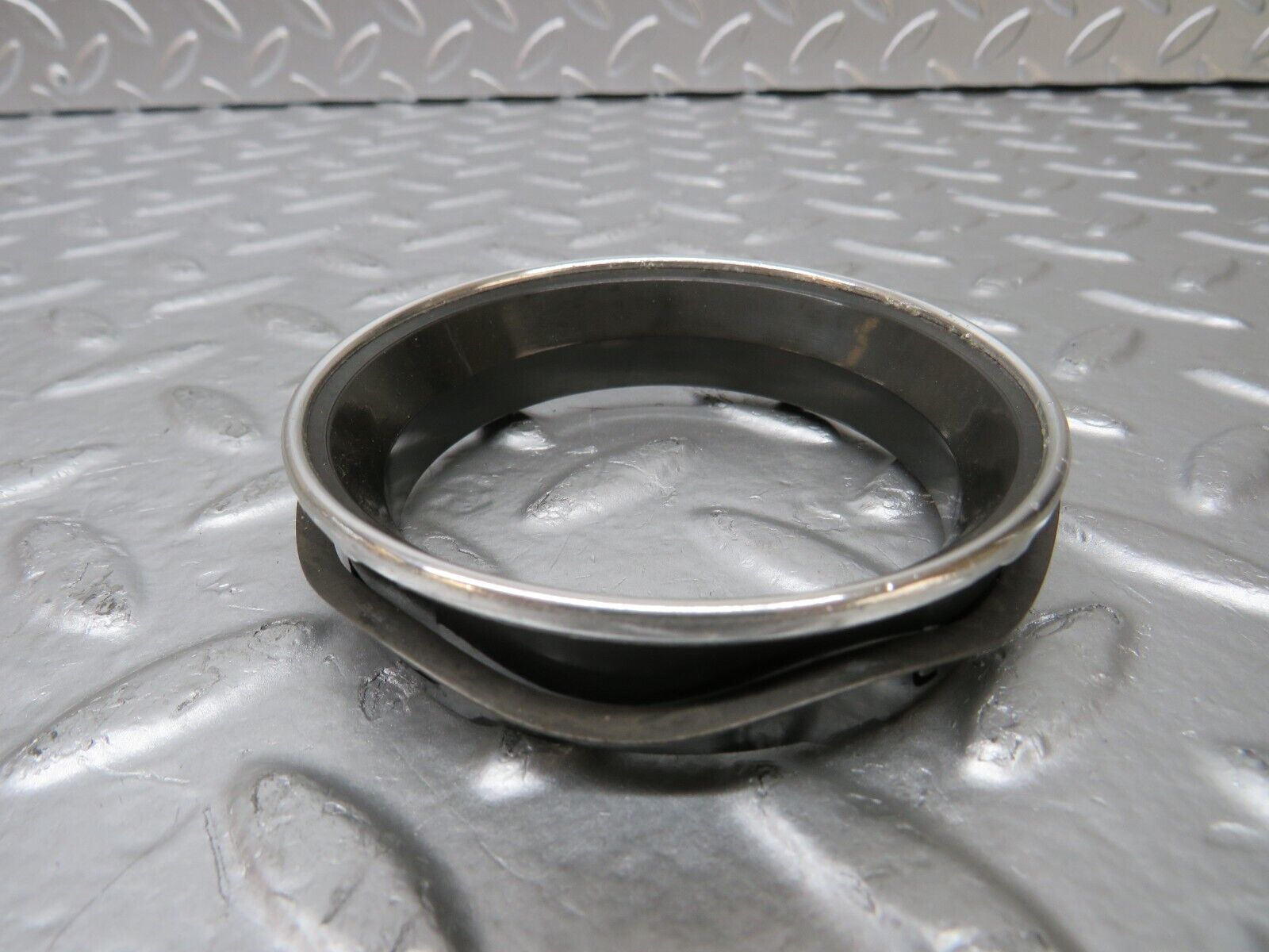 25595 Mercedes-Benz W123 200 Dashboard Air Vent Chrome Bezel