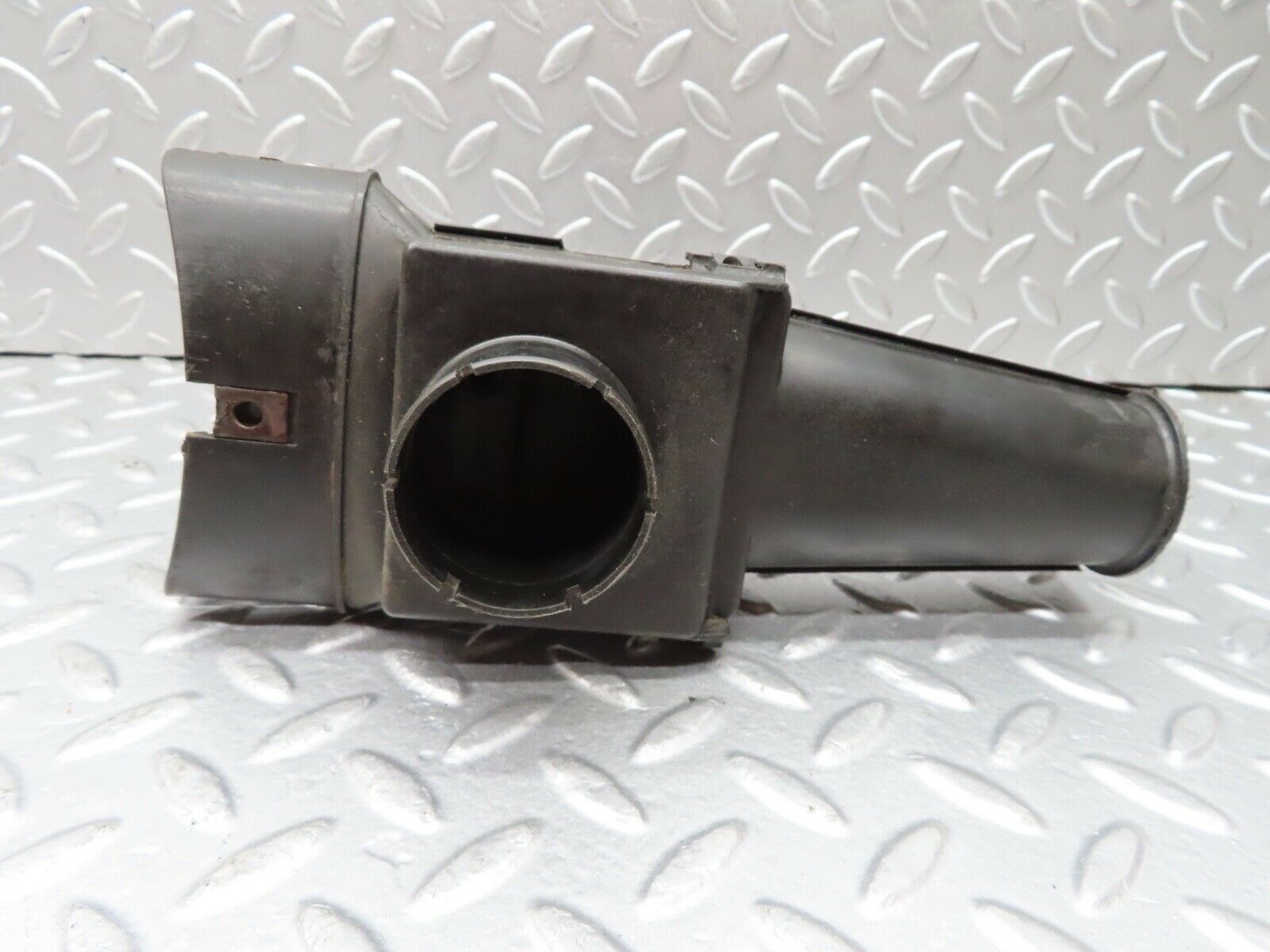 18190 Mercedes-Benz W123 200 Air Filter House Air Intake Valve