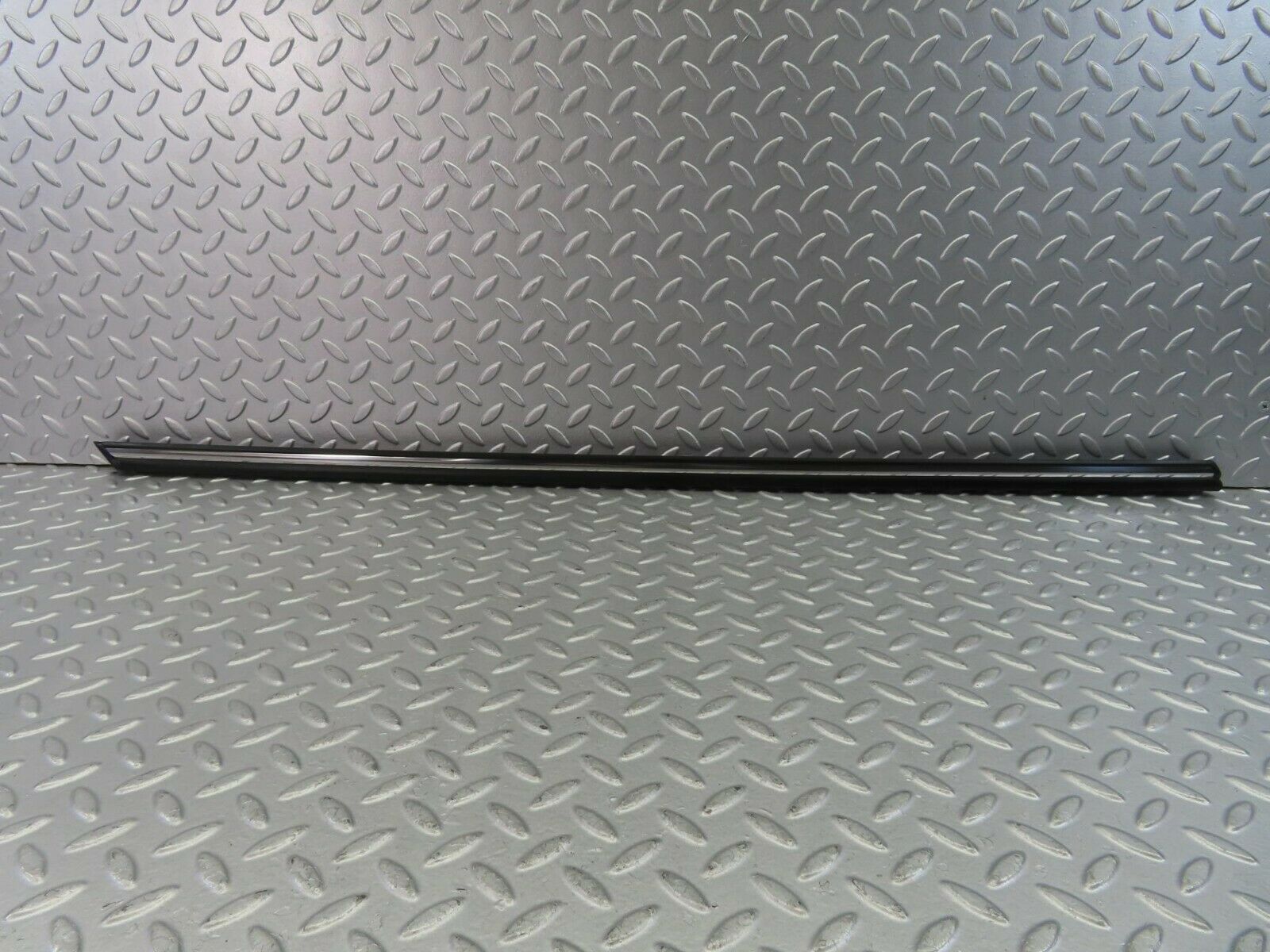 10290 Mercedes-Benz W116 Front Left Door Centre Moulding Trim