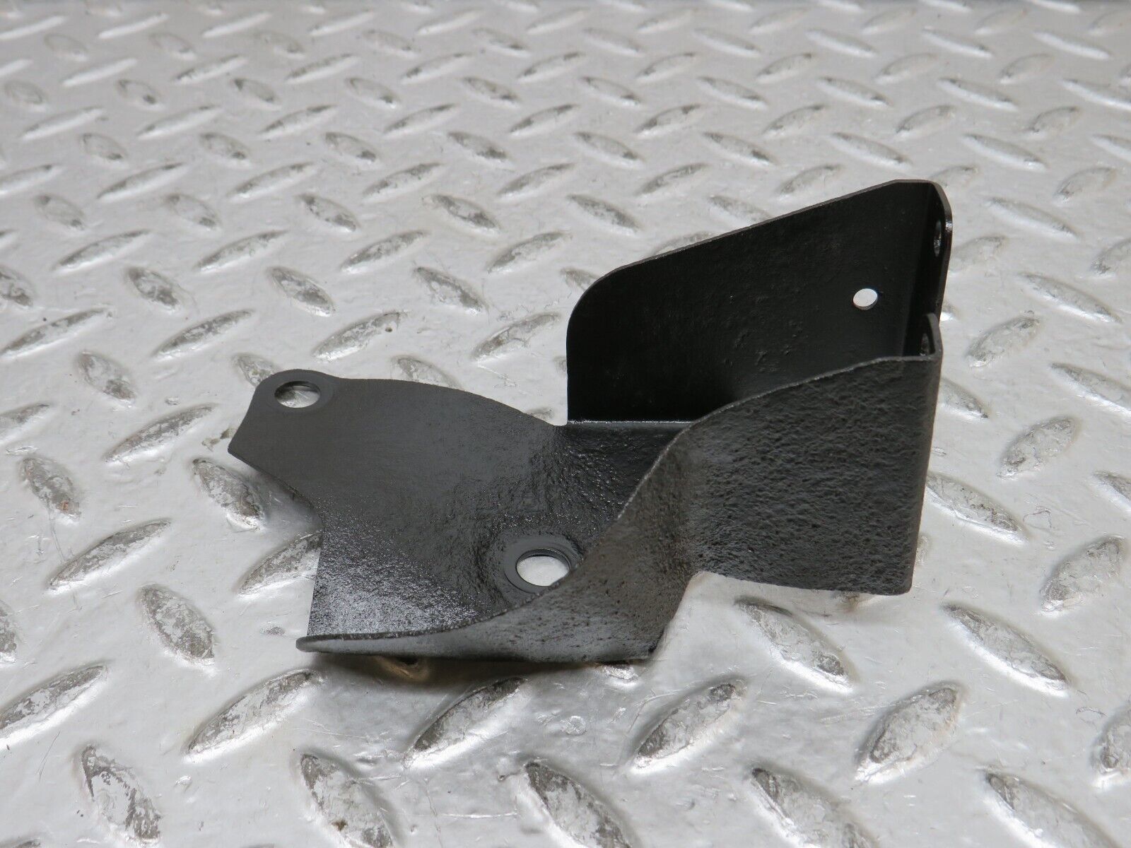 28487 Mercedes-Benz S123 240D Wagon Suspension Levelling Valve Bracket