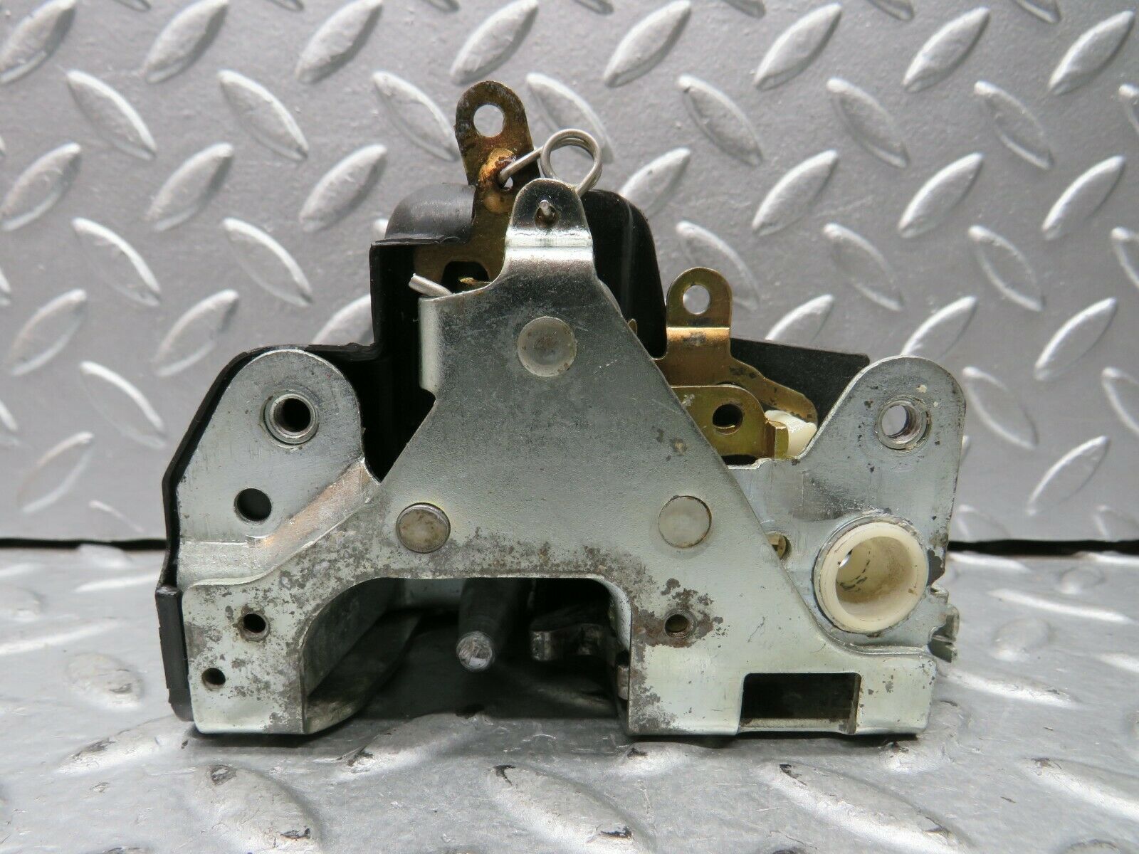 21983 Mercedes-Benz S123 280TE Front Left Door Lock Mechanism 1237230108