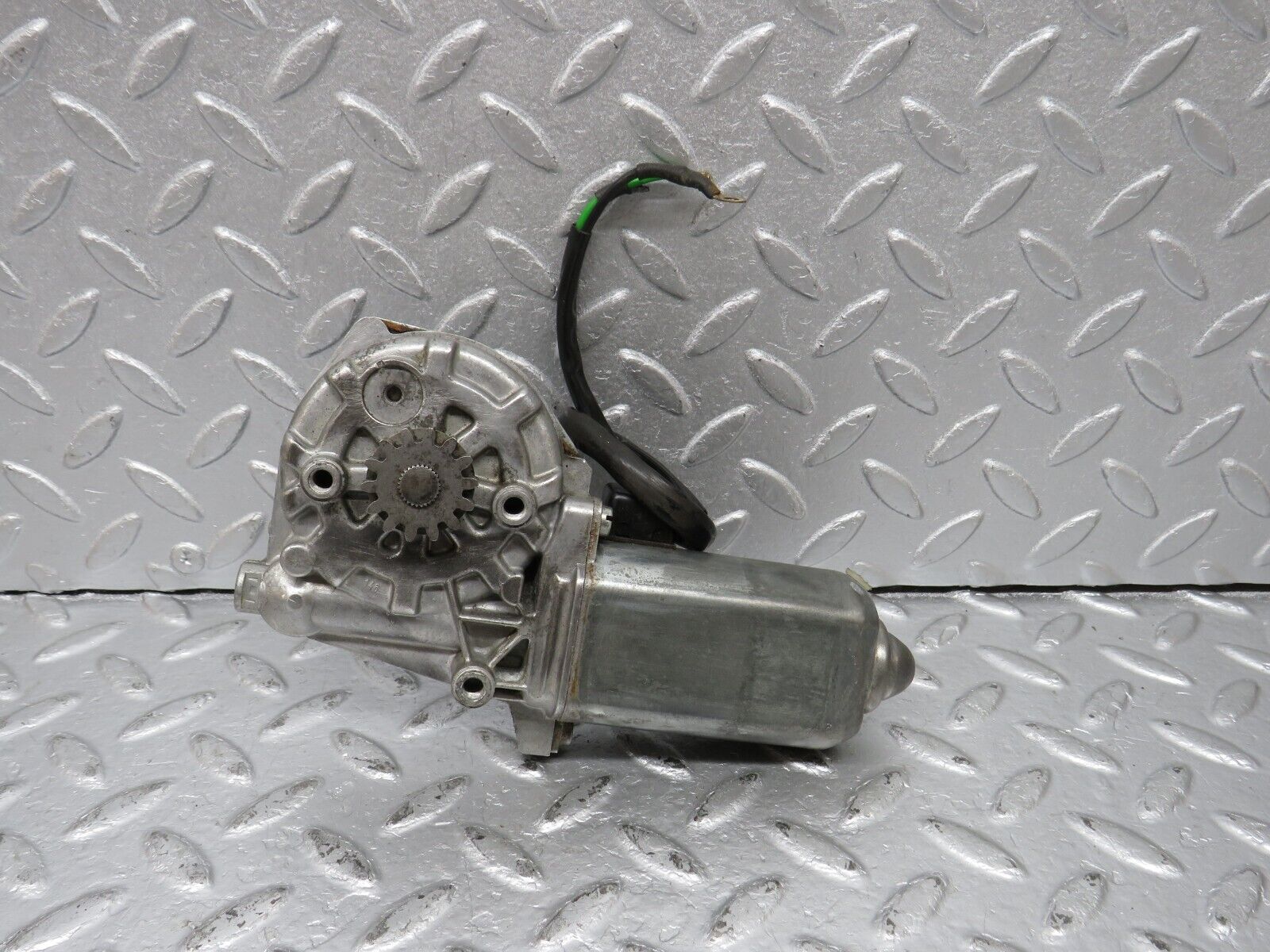 40592 Mercedes-Benz W123 300D Front Left Window Regulator Motor 0130821018