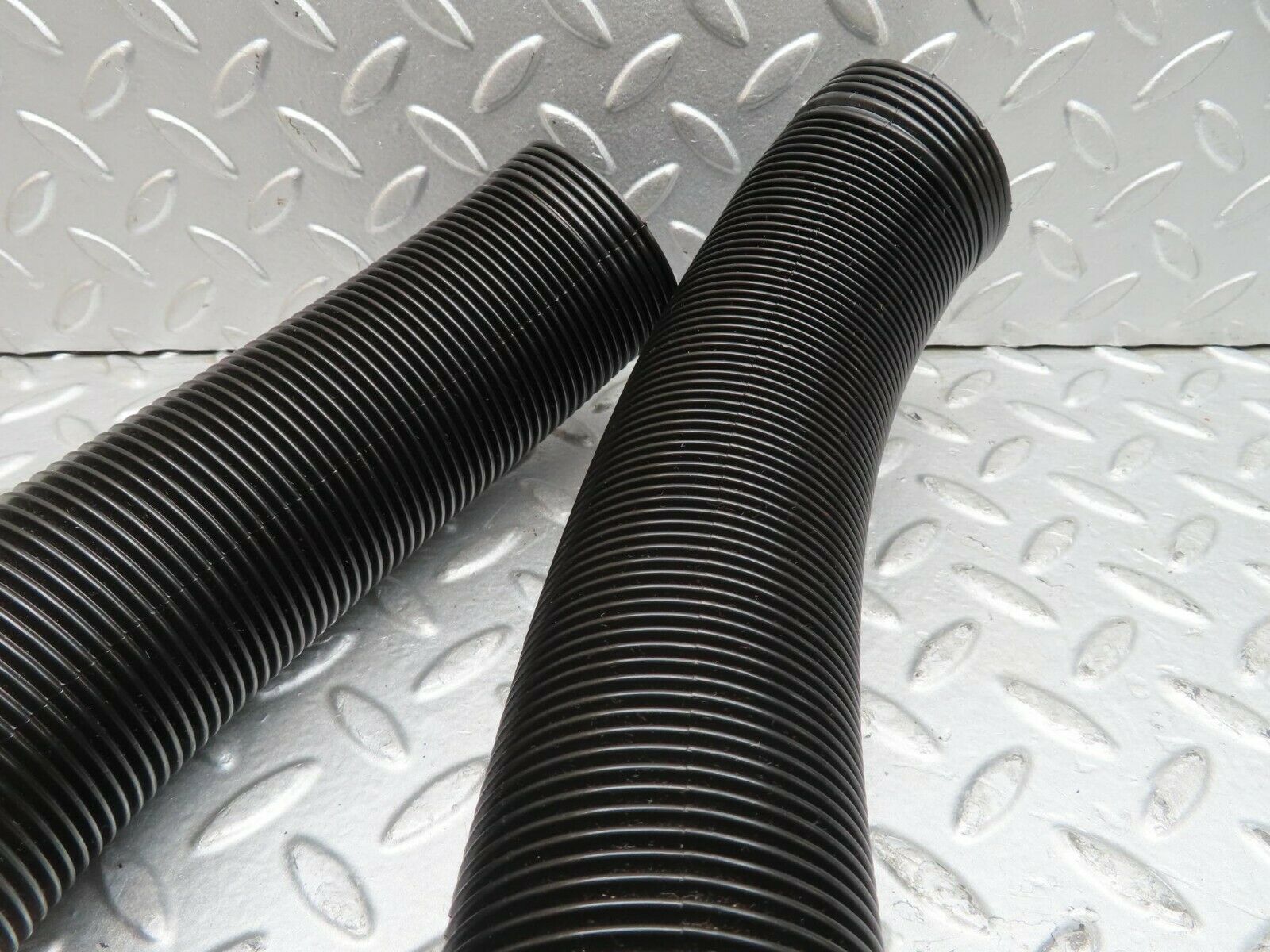15299 Mercedes-Benz W123 230E 2x Air Duct Pipe Hose