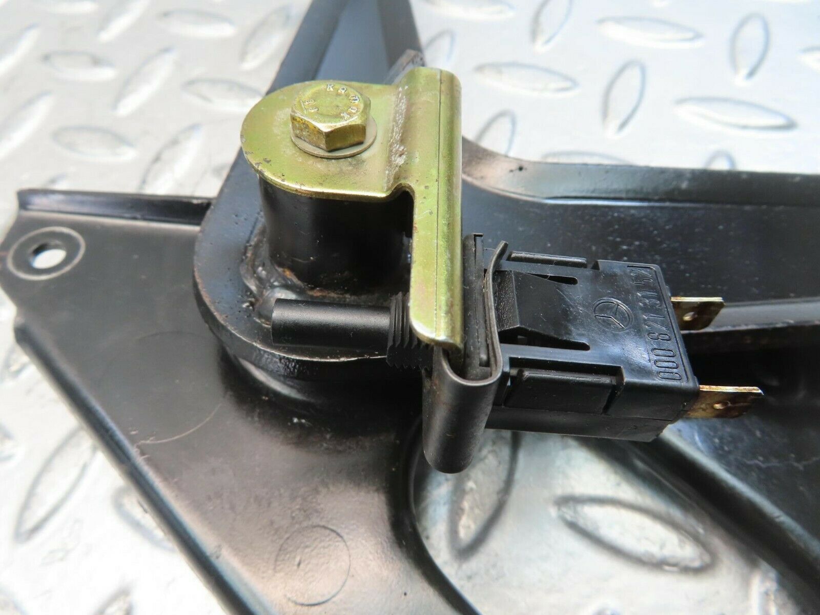 11482 Mercedes-Benz C123 230CE Coupe Handbrake Regulator