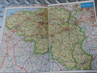 13105 Mercedes-Benz Service Stations Book Europa