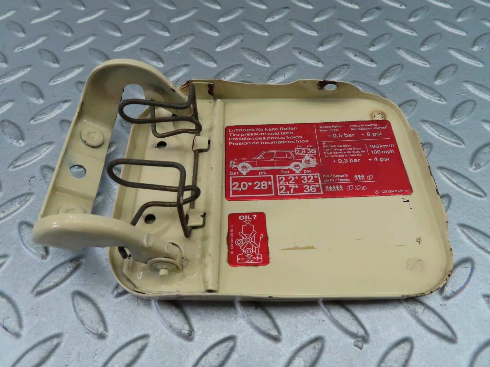 7712 Mercedes-Benz S123 230TE Wagon Fuel Tank Flap Cap 1235841639