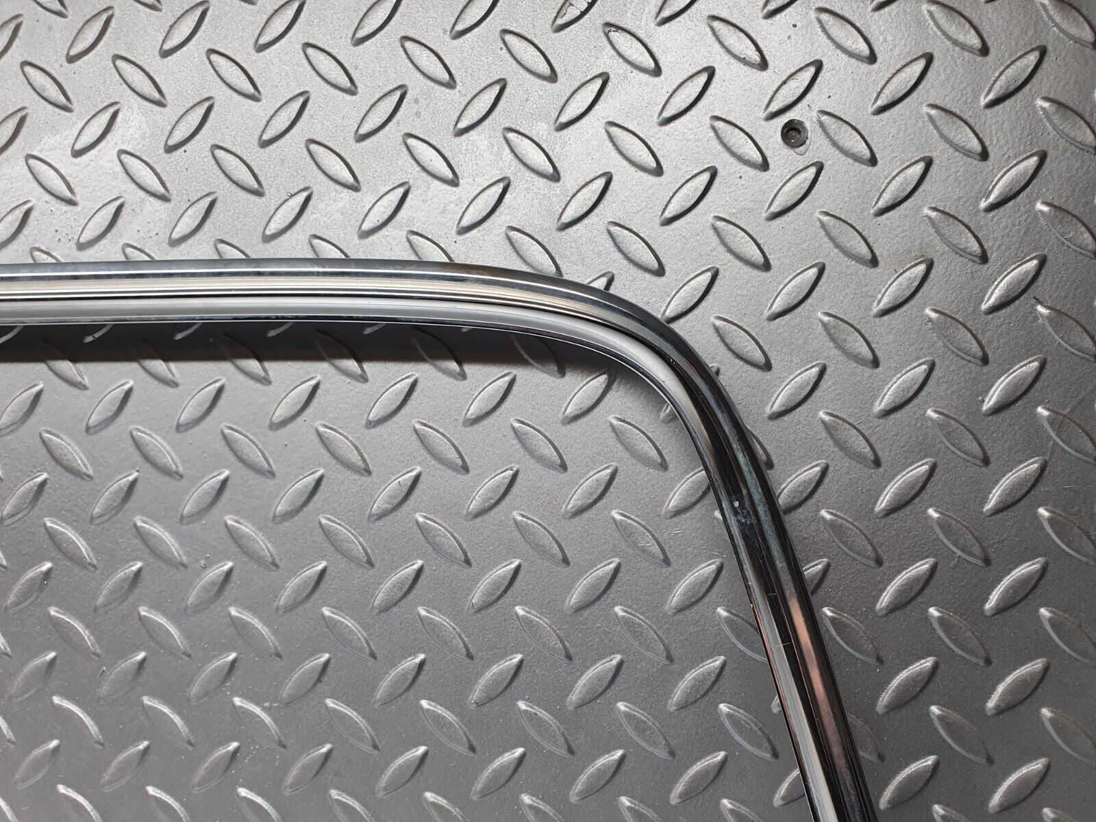 40771 Mercedes-Benz W123 300D Rear Windscreen Chrome Frame