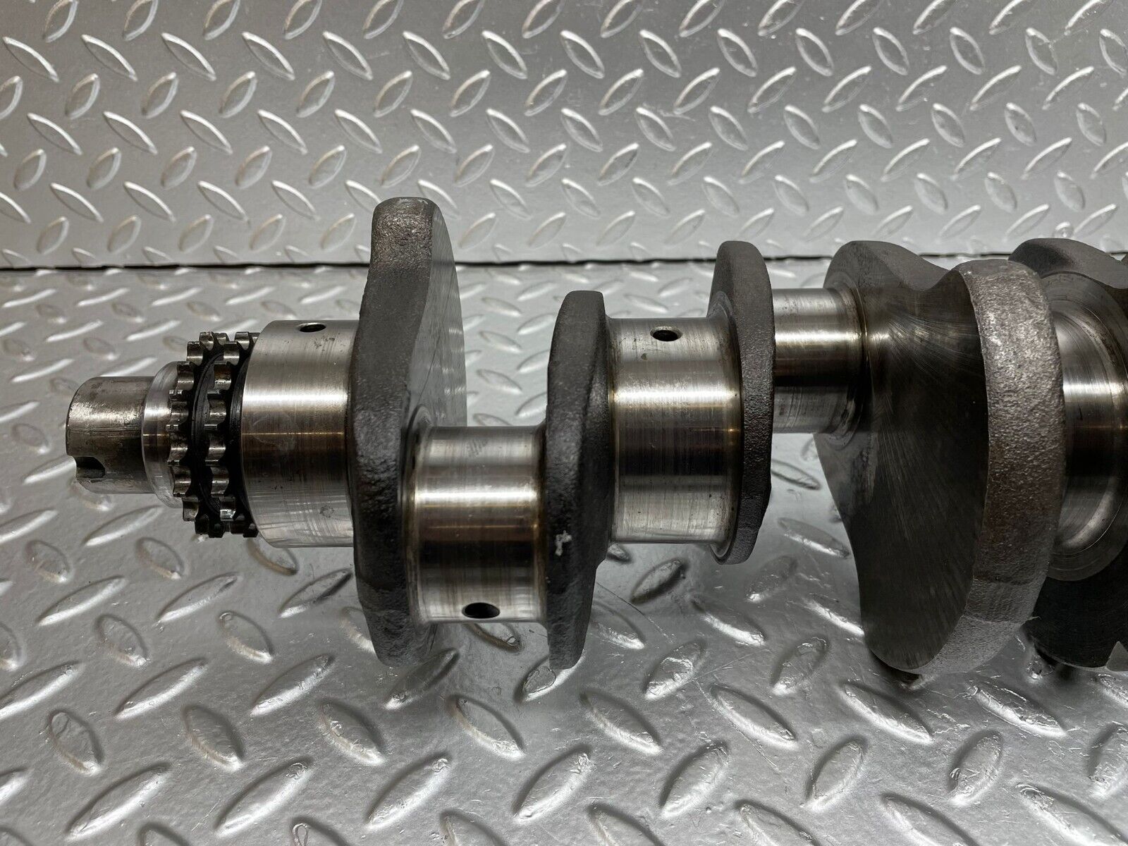 0349 Mercedes-Benz W123 220D Crankshaft  61504