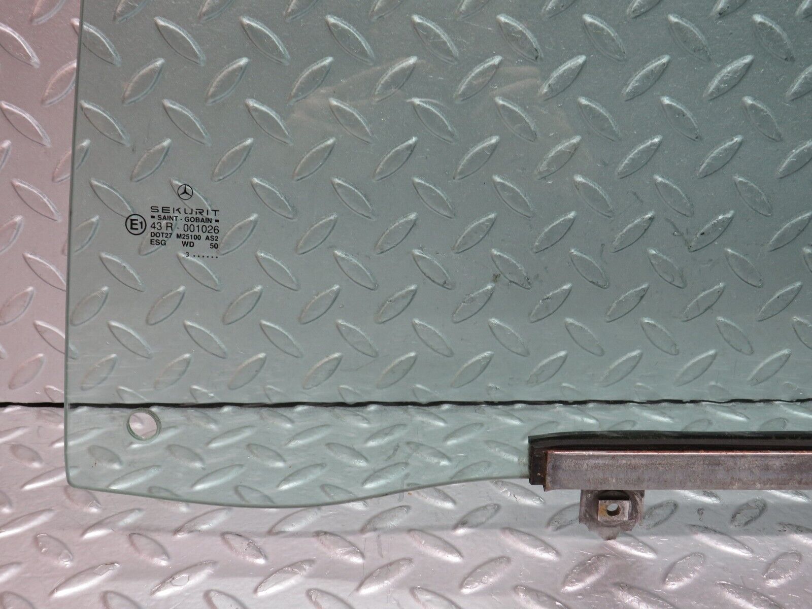 37875 Mercedes-Benz A124 320E Cabriolet Front Left Door Window Glass