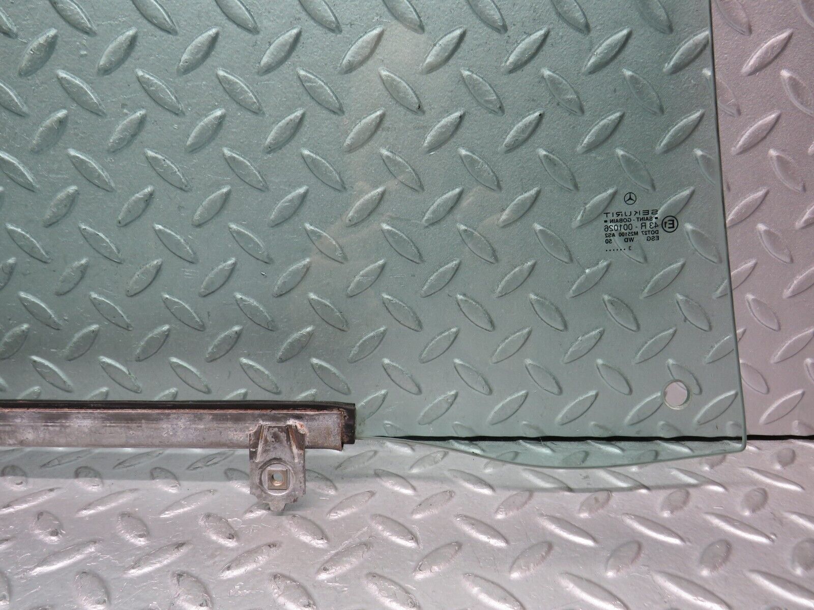 37875 Mercedes-Benz A124 320E Cabriolet Front Left Door Window Glass