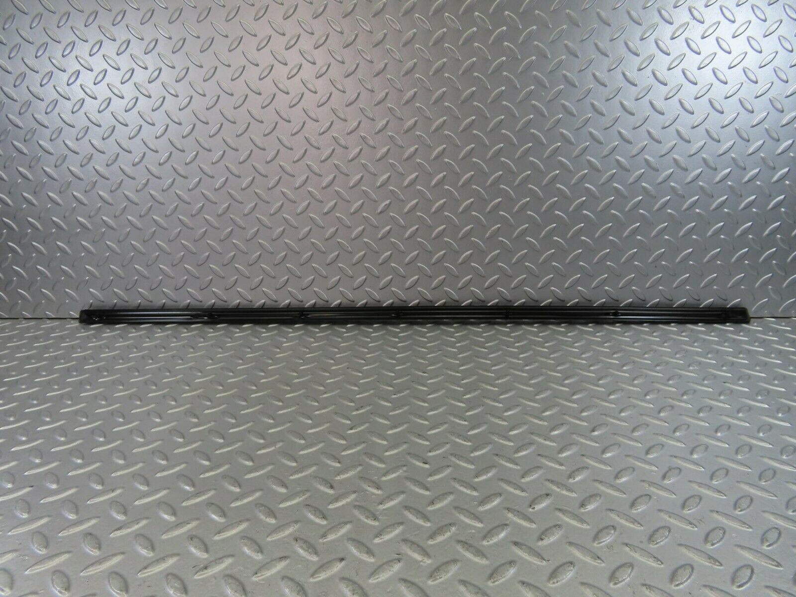 10258 Mercedes-Benz W123 Front Left Door Centre Moulding Trim