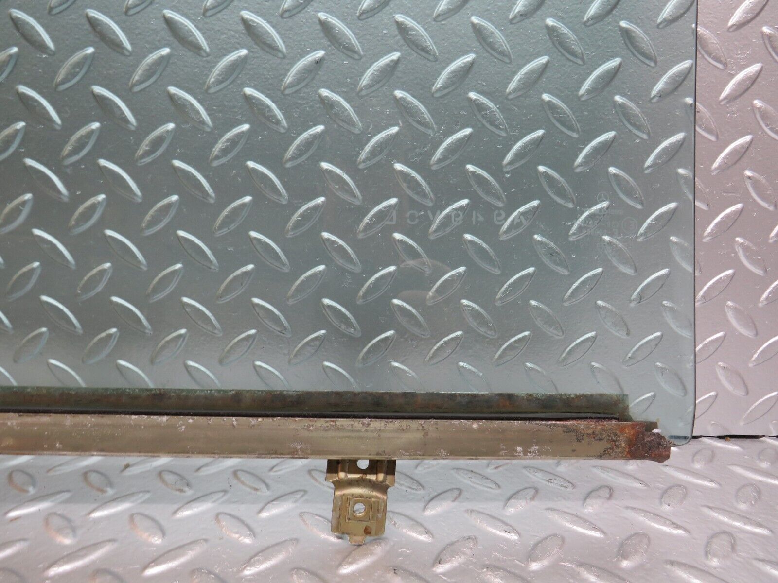 25473 Mercedes-Benz W123 200 Rear Right Door Window Glass