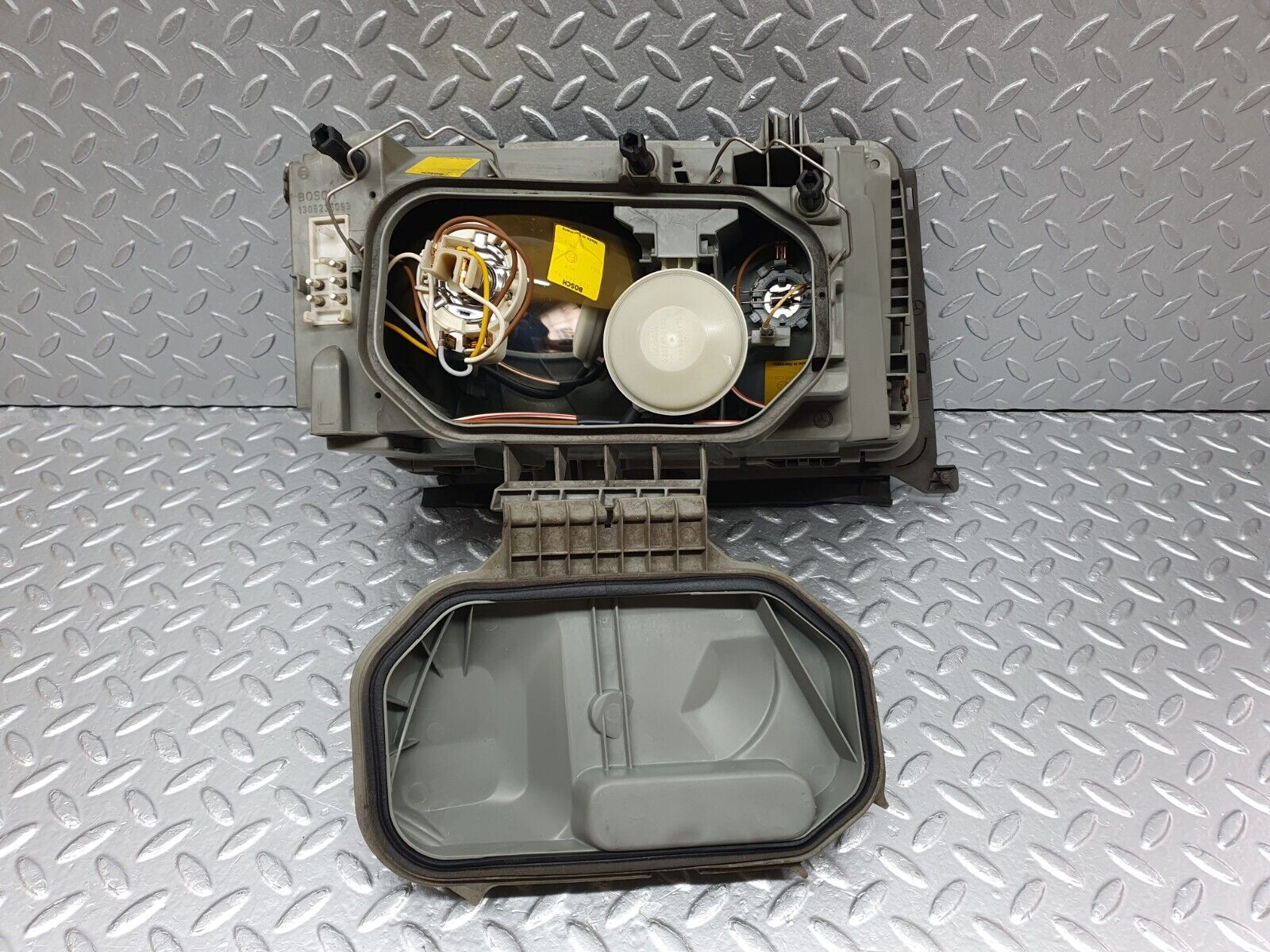 41433 Mercedes-Benz W124 200E Headlight Left Side Bosch 1305621038 1305235093