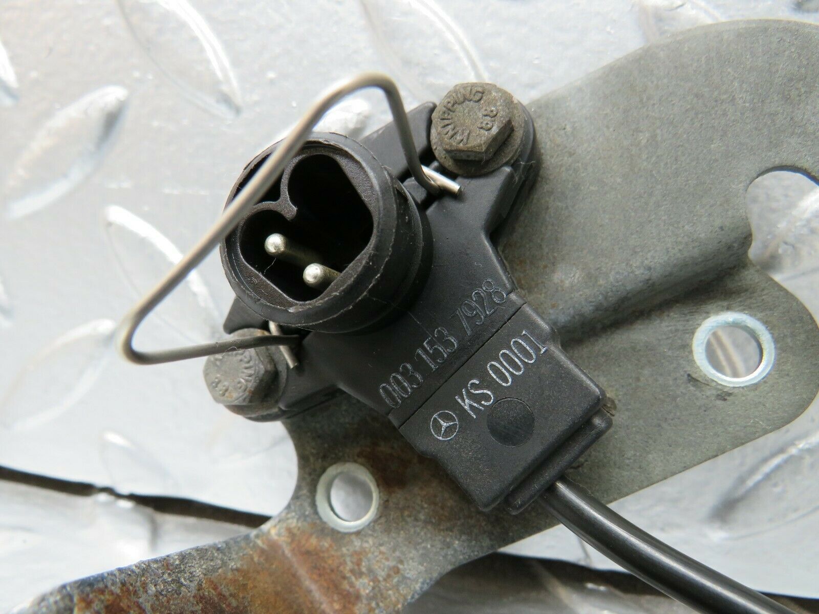 24330 Mercedes-Benz S124 220TE Wagon Knock Sensor 0031537928