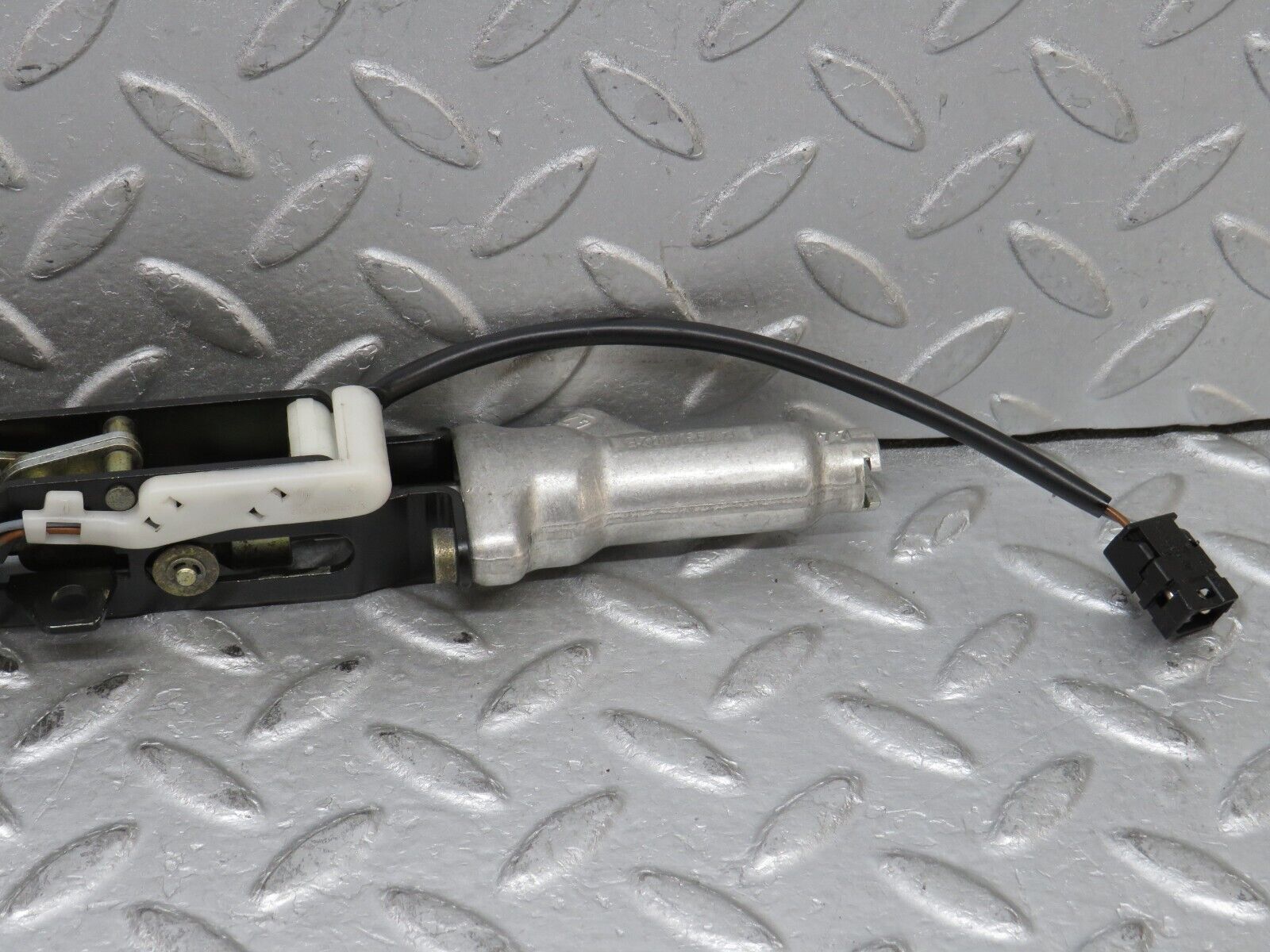 37820 Mercedes-Benz A124 320E Cabriolet Soft Top Cover Lock 1247700426 1298210951 1298001672