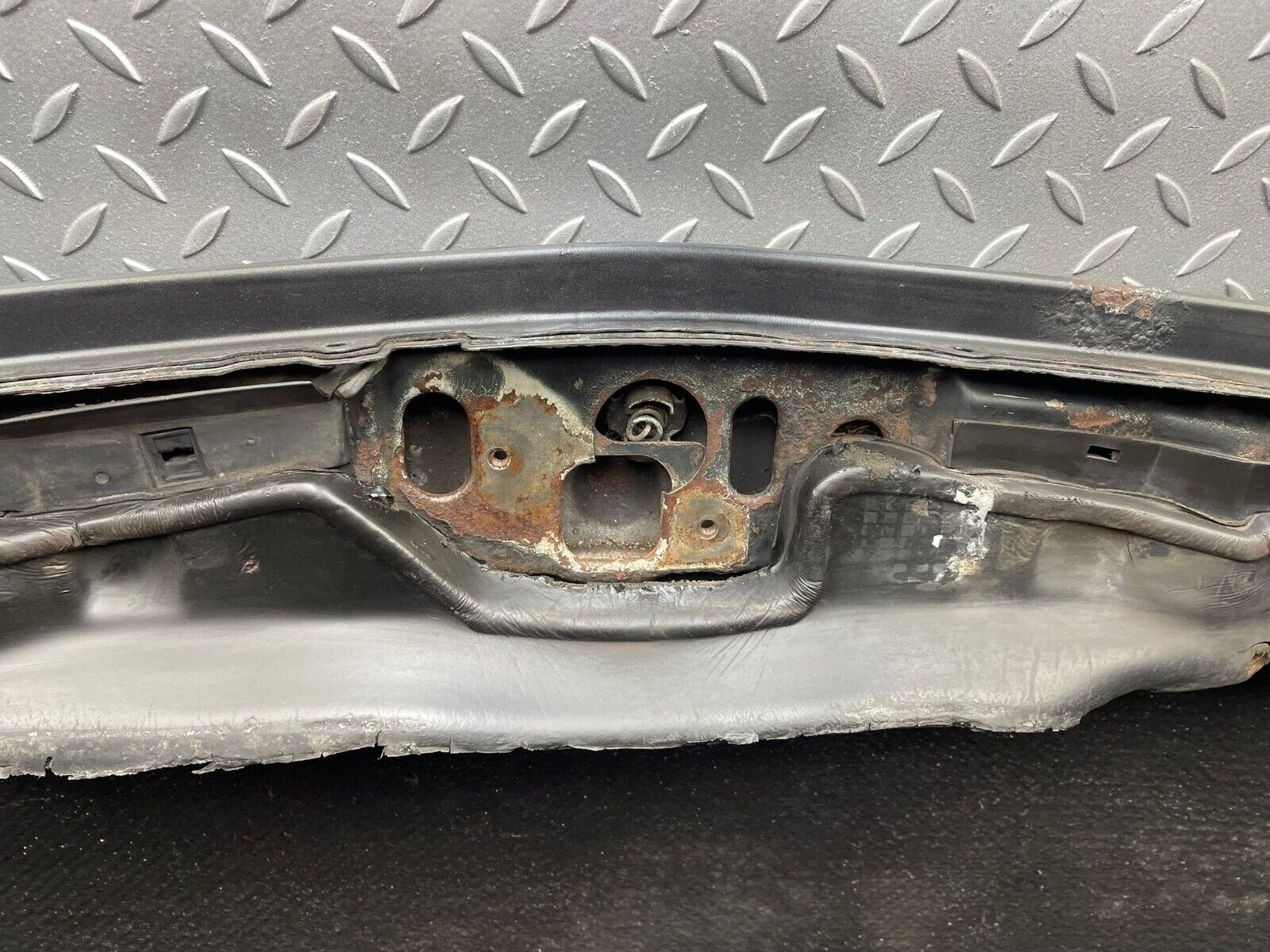 38193 Mercedes-Benz A124 320E Cabriolet Bonnet