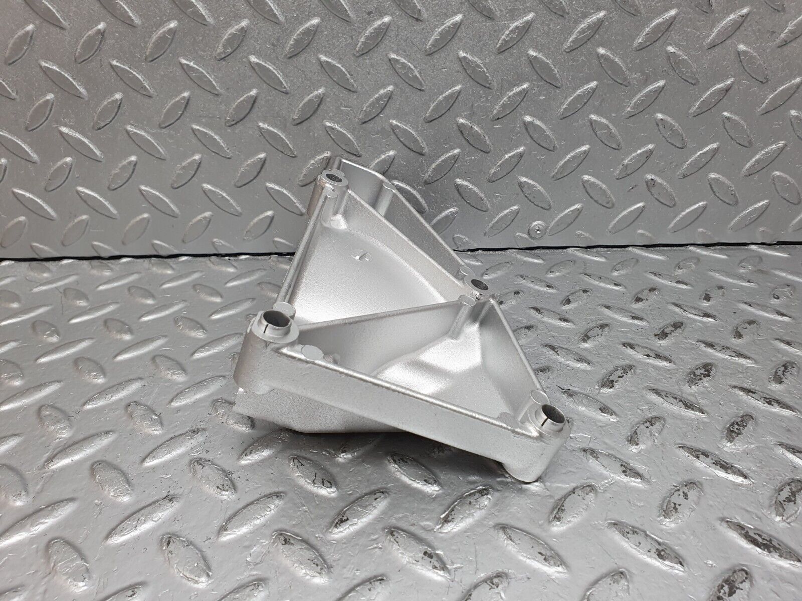 41214 Mercedes-Benz W126 300SE Alternator Generator Bracket 1031550435