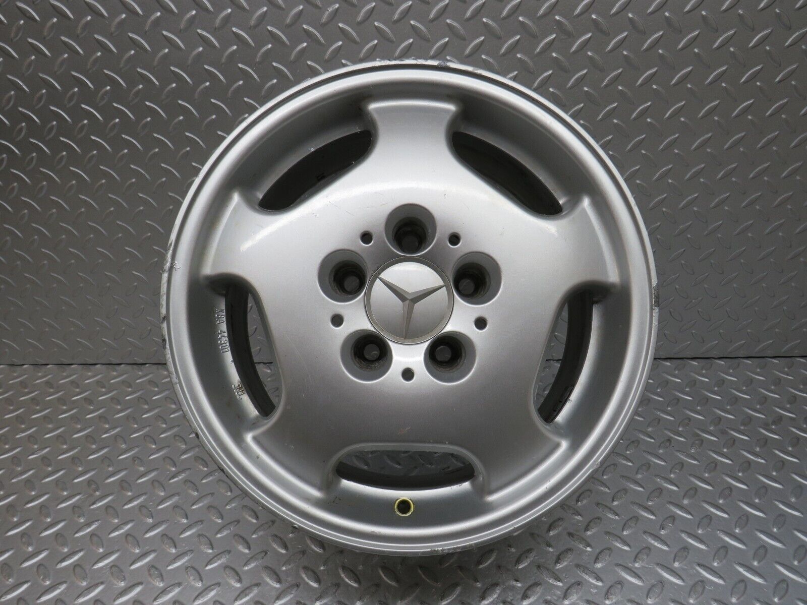 38189 Mercedes-Benz A124 Alloy Wheel 7Jx15H2 ET37 KBA44301