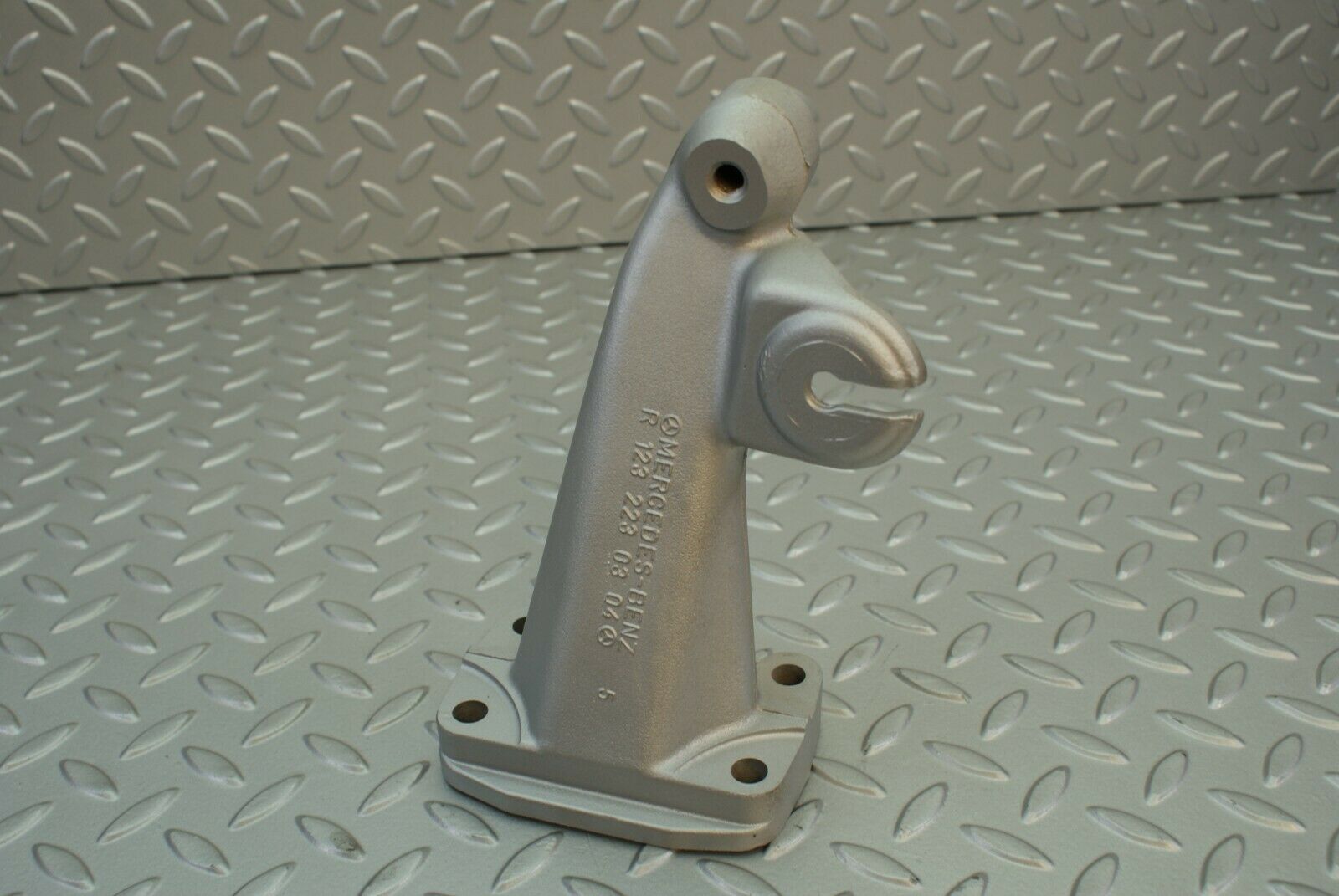 2865 Mercedes-Benz C123 280CE Coupe Engine Mounth Bracket Righ Side 1232230304