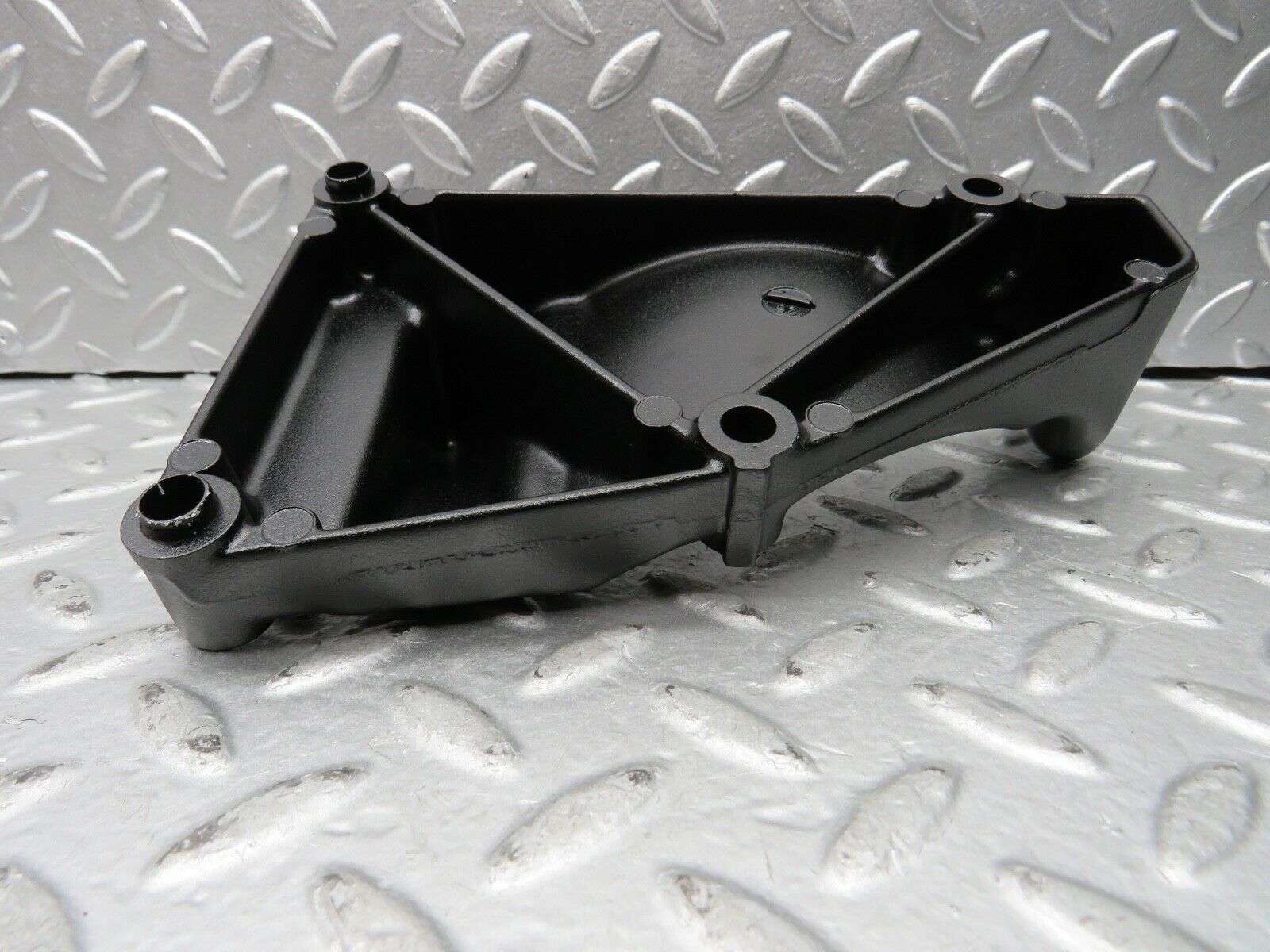 21772 Mercedes-Benz W126 300SE Alternator Generator Bracket 1031550435