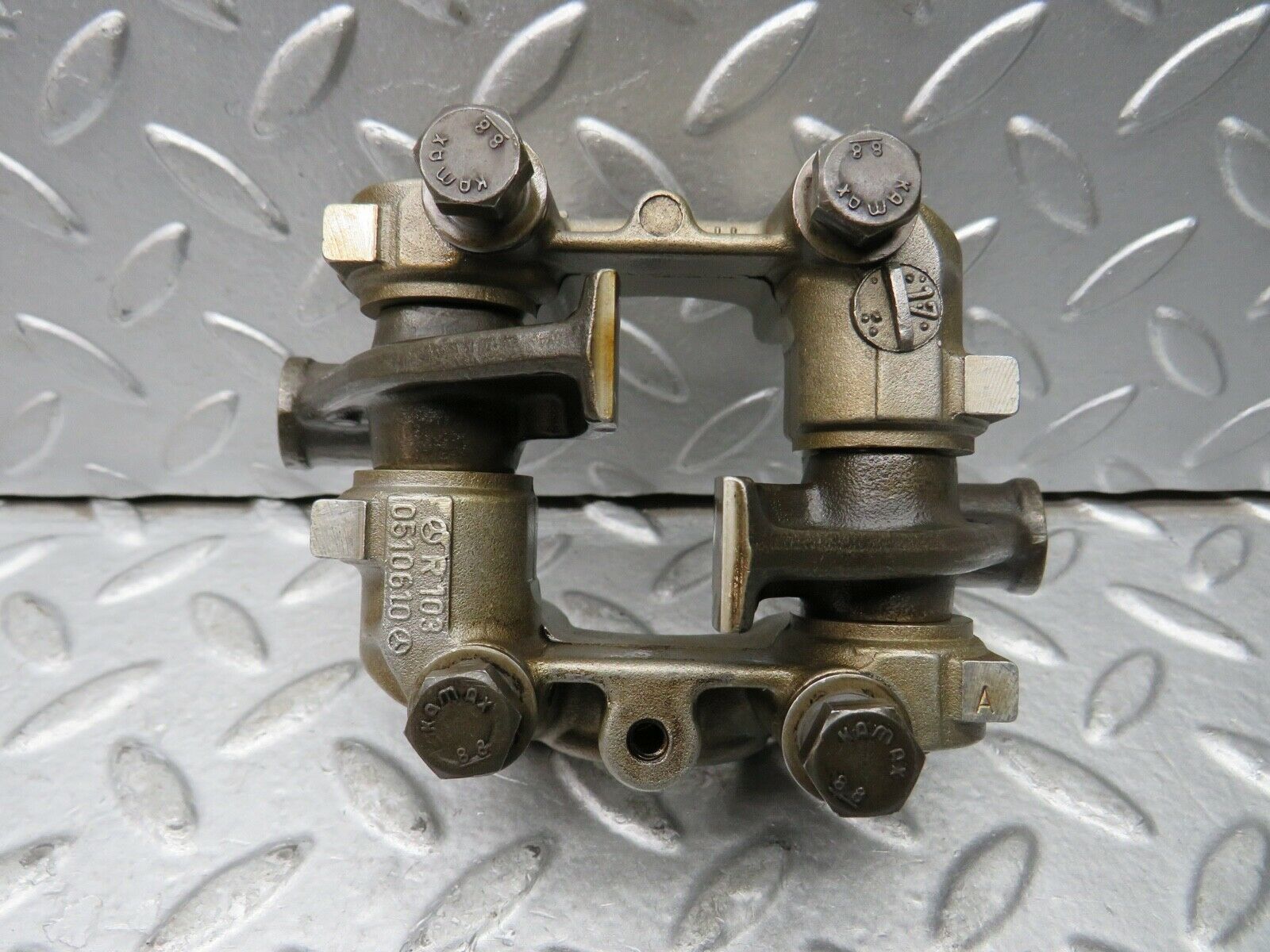21741 Mercedes-Benz W126 300SE Rocker Arms Camshaft Bearing Block 1030510610