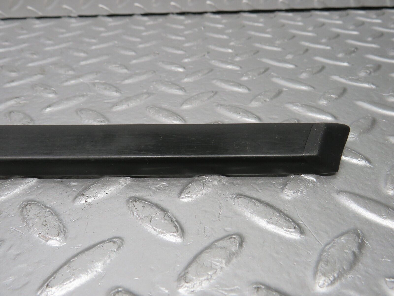 33780 Mercedes-Benz W201 190E 2.0L Front Right Fender Wing Centre Moulding Trim