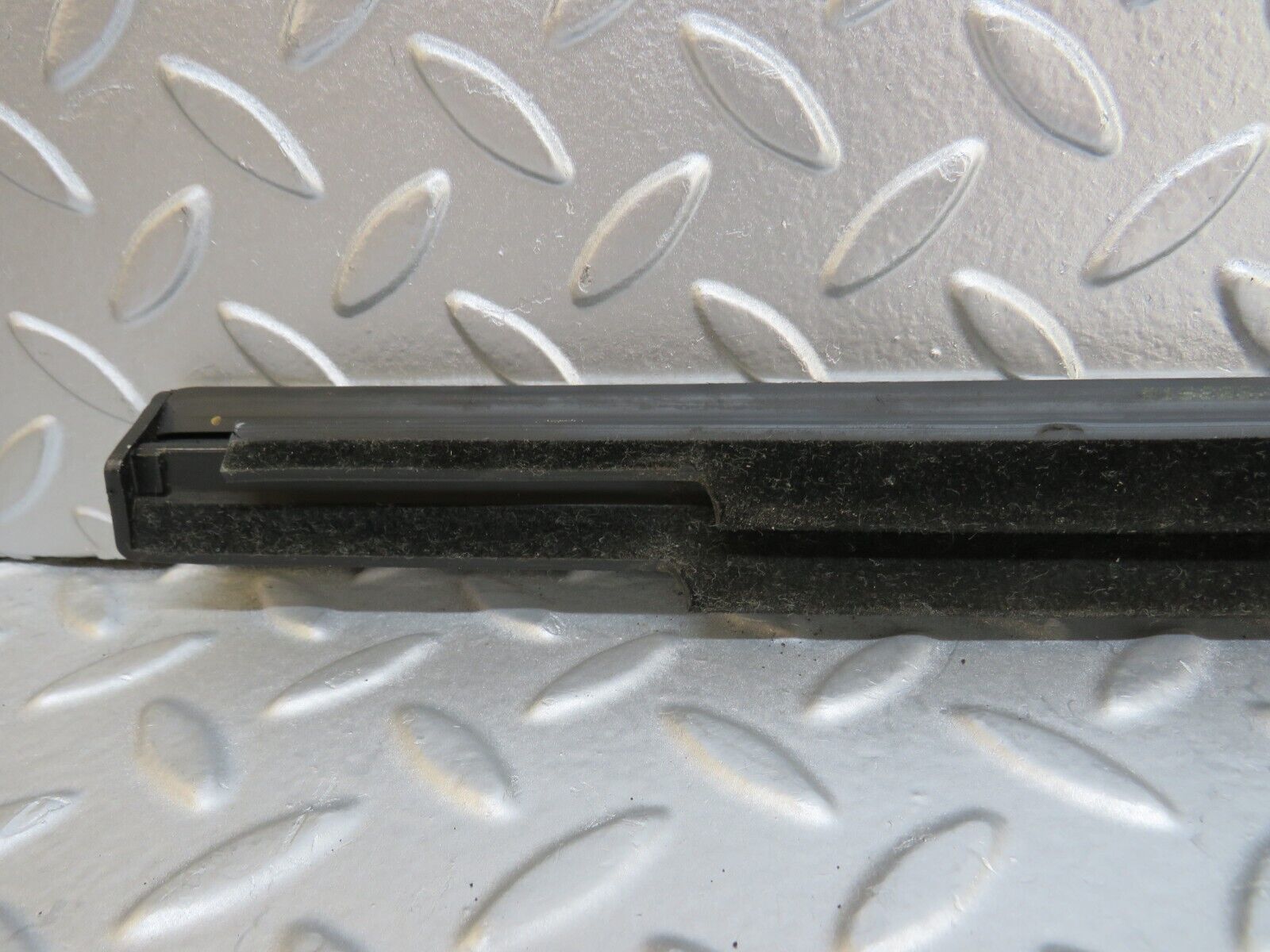 35263 Mercedes-Benz W221 Front Right Door Window Chrome Trim
