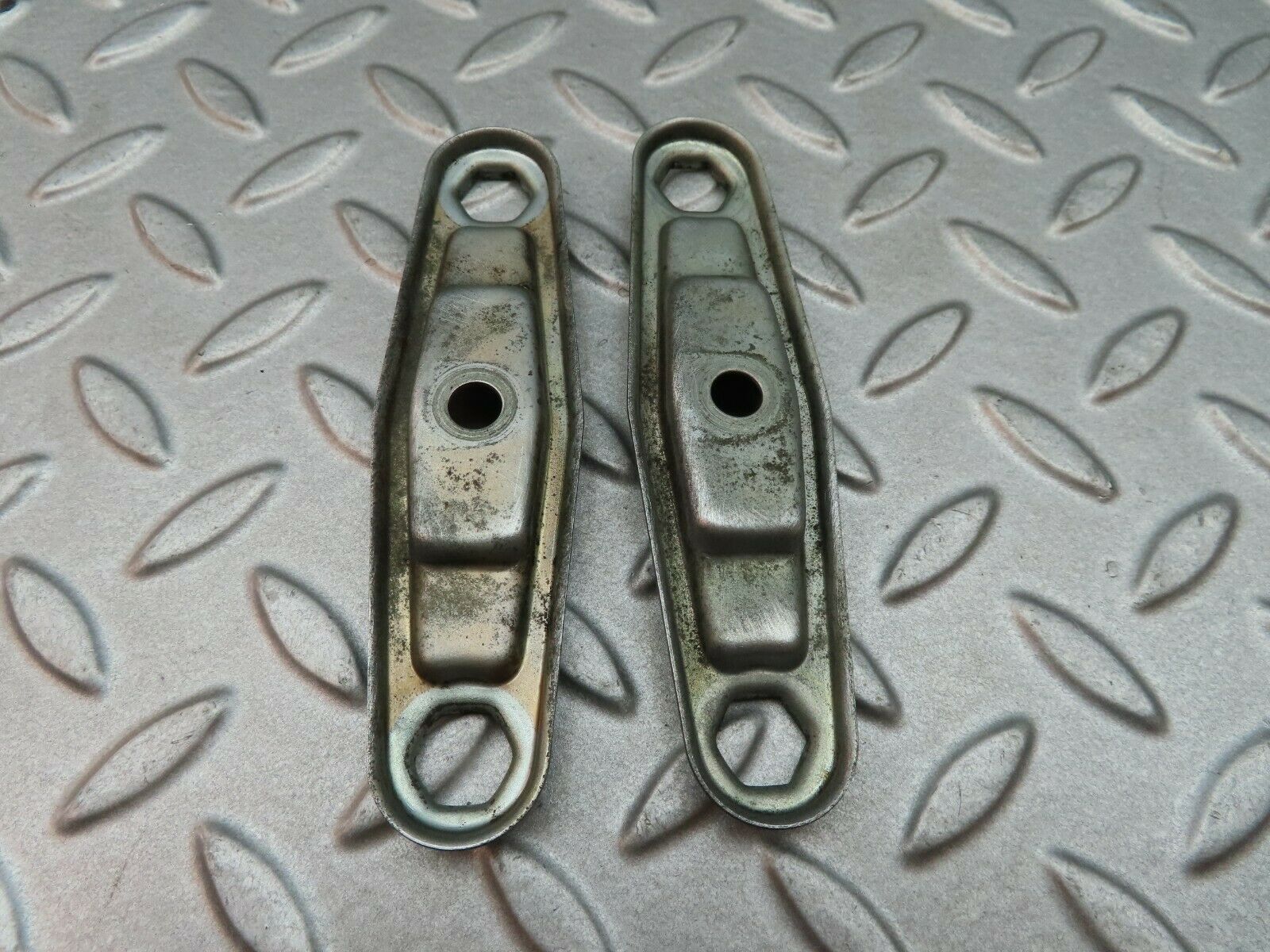 5639 Mercedes-Benz W124 230E Fuel Injector Nozzle Clamp Bracket