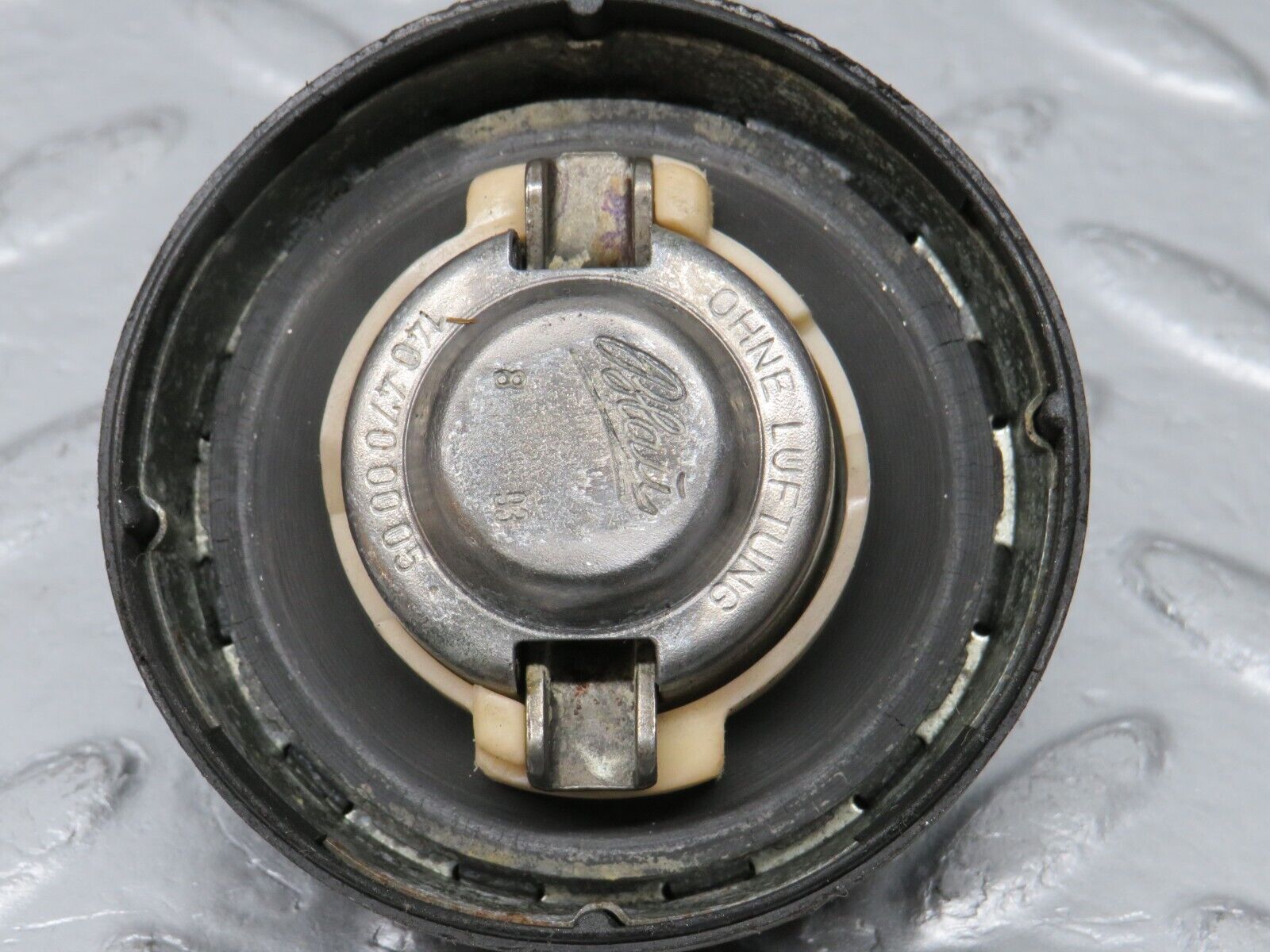 38590 Mercedes-Benz R129 280SL Coupe Fuel Tank Cap 1404700005