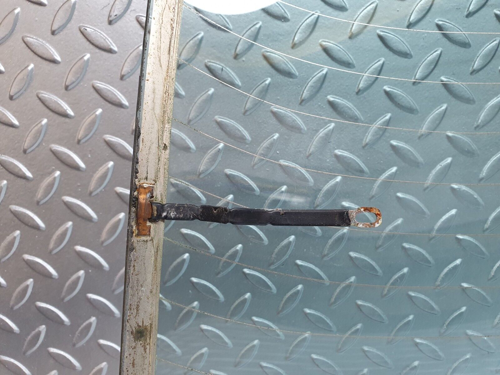 40816 Mercedes-Benz W123 300D Rear Heated Windscreen Glass