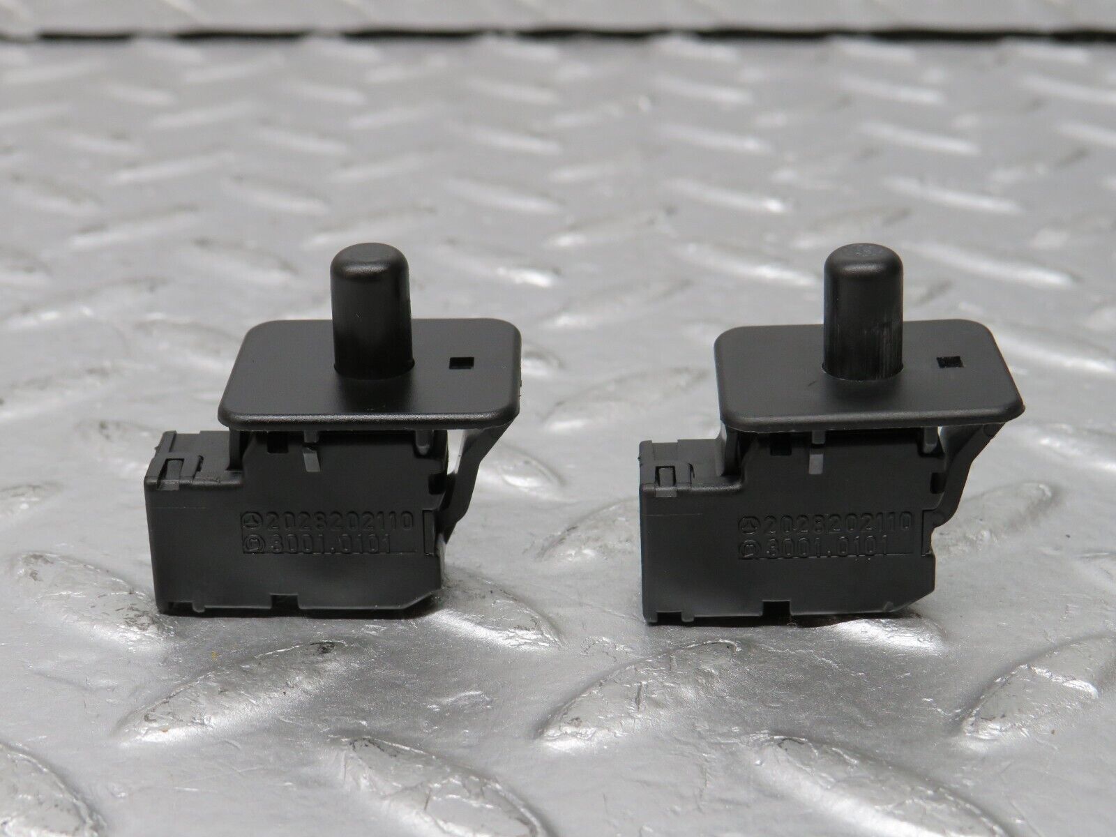 33459 Mercedes-Benz W202 C180 Door Contact Switch 2x 2028202110