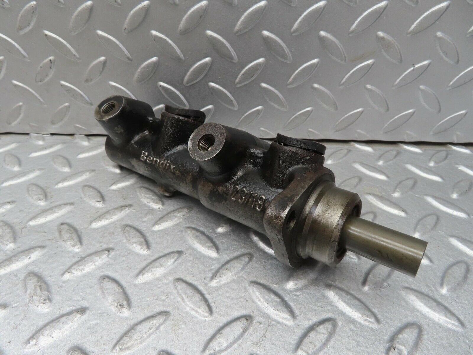 13683 Mercedes-Benz W123 200 Brake Master Cylinder Bendix 2530