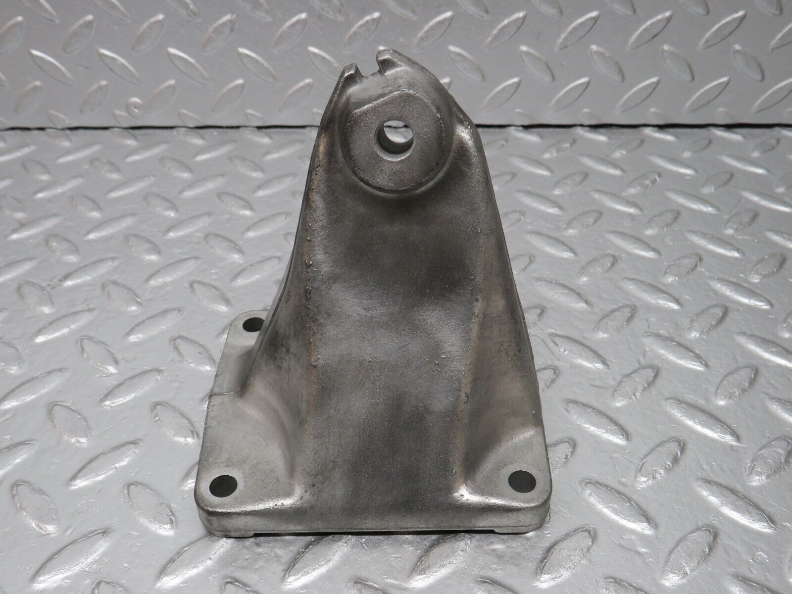 33531 Mercedes-Benz W202 C180 Engine Mount Bracket Right Side 6042230004