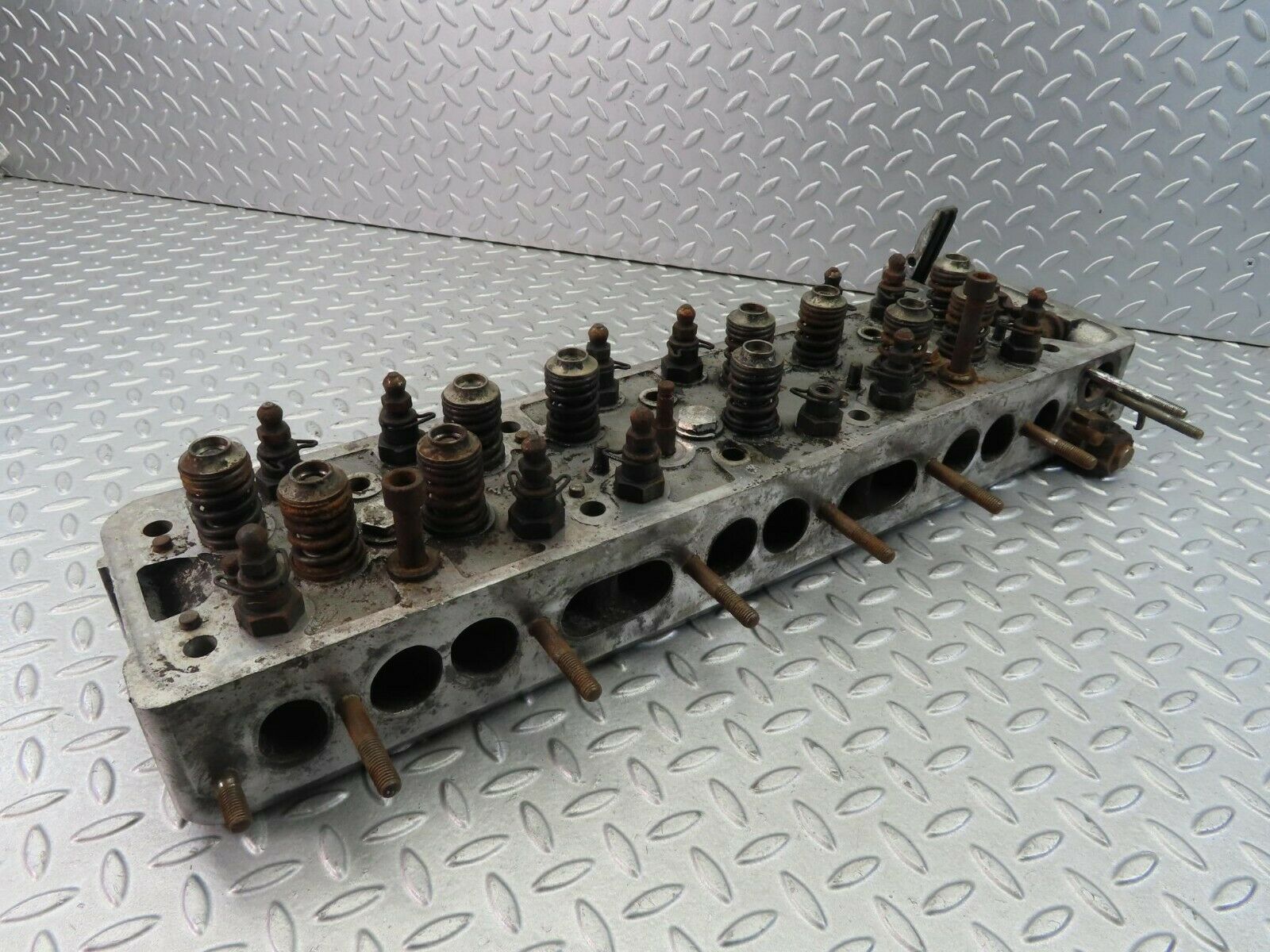 8688 Mercedes-Benz W111 Cylinder Head 1800100421
