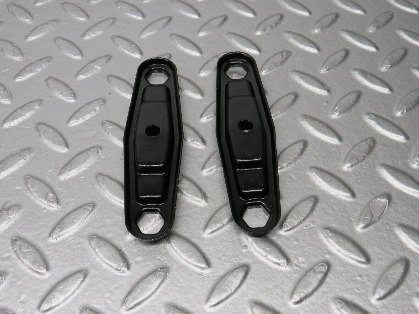 30907 Mercedes-Benz W201 190E 2.0L Fuel Injector Bracket