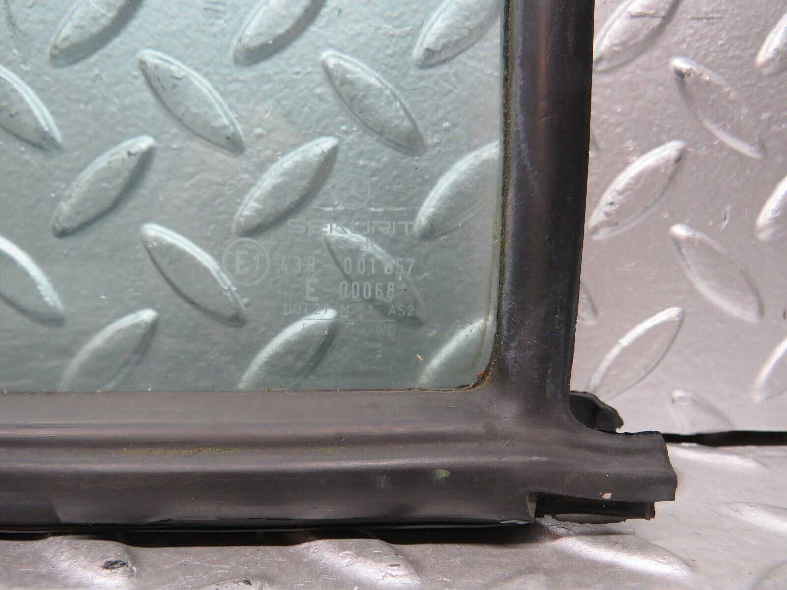 28857 Mercedes-Benz W123 230E Rear Right Quarter Window Glass 1237350224