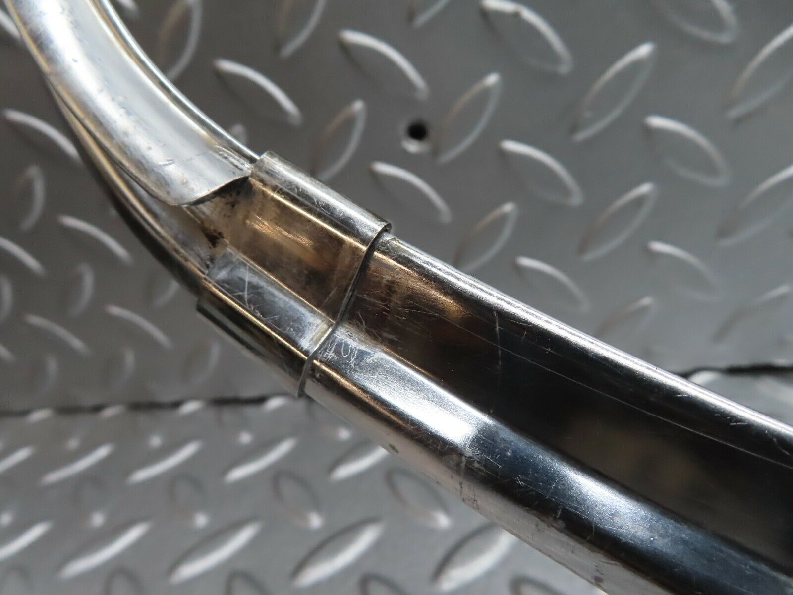 19122 Mercedes-Benz W123 300D Rear Windscreen Chrome Frame