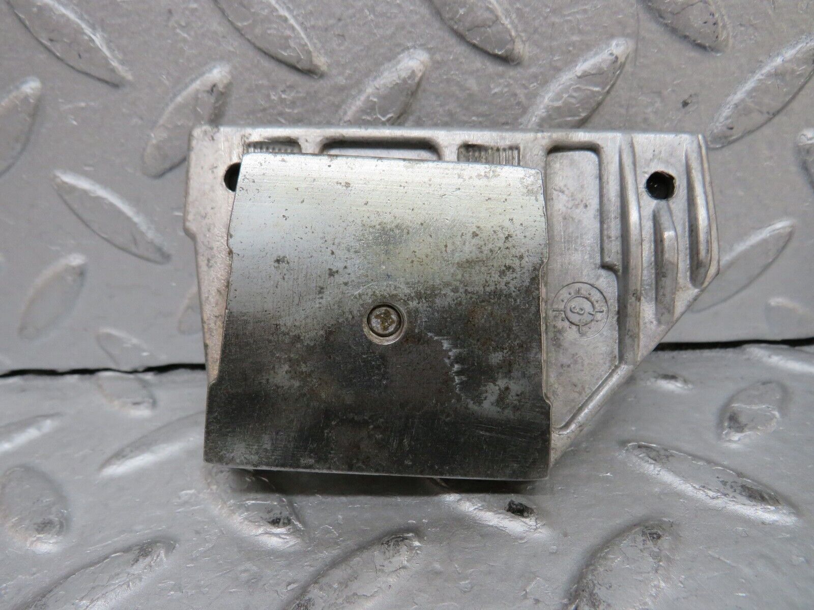 37817 Mercedes-Benz A124 320E Door Window Guide Bracket 2x 1247250132