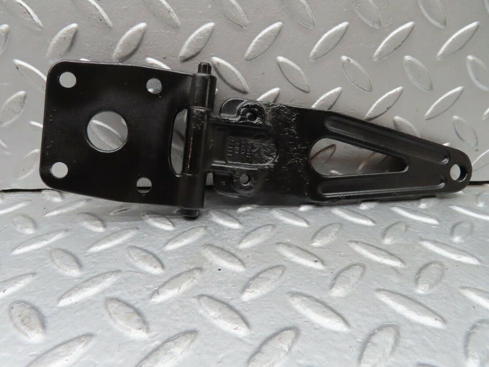 18224 Mercedes-Benz W111 220SE Coupe Left Door Hinge 1117235041