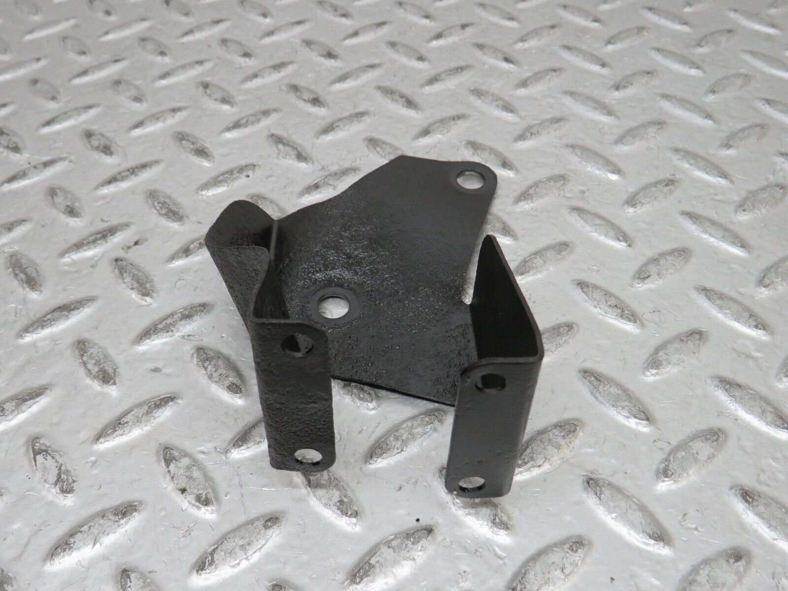 28487 Mercedes-Benz S123 240D Wagon Suspension Levelling Valve Bracket