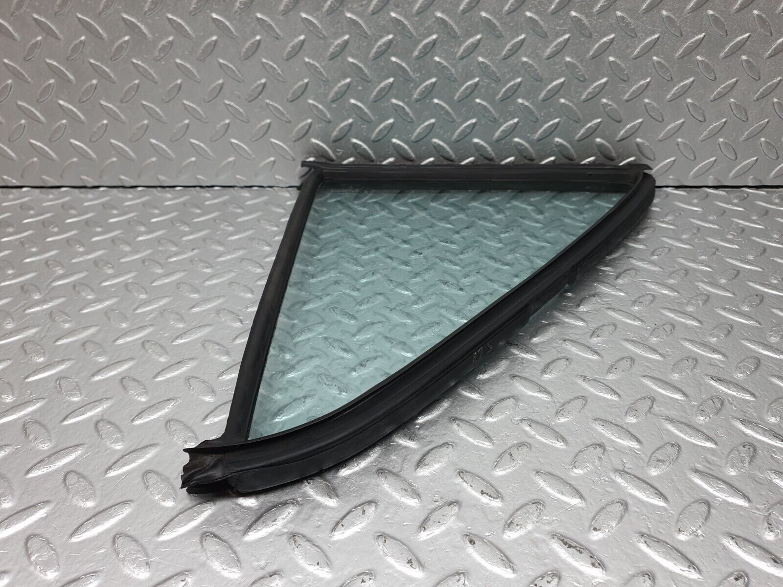 40777 Mercedes-Benz W123 300D Rear Right Quarter Window Glass 1237350224