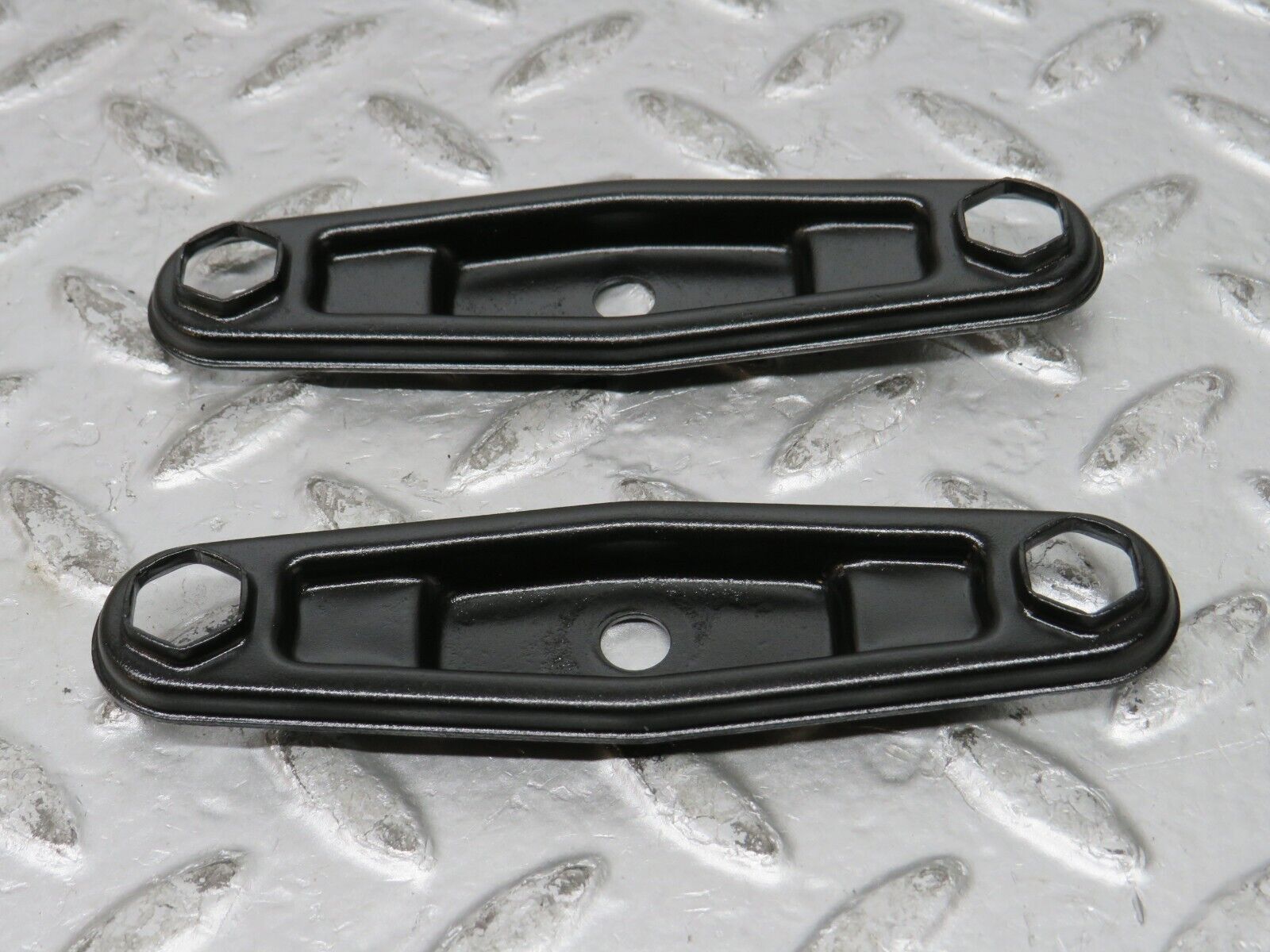 32152 Mercedes-Benz W123 230E Fuel Injector Bracket