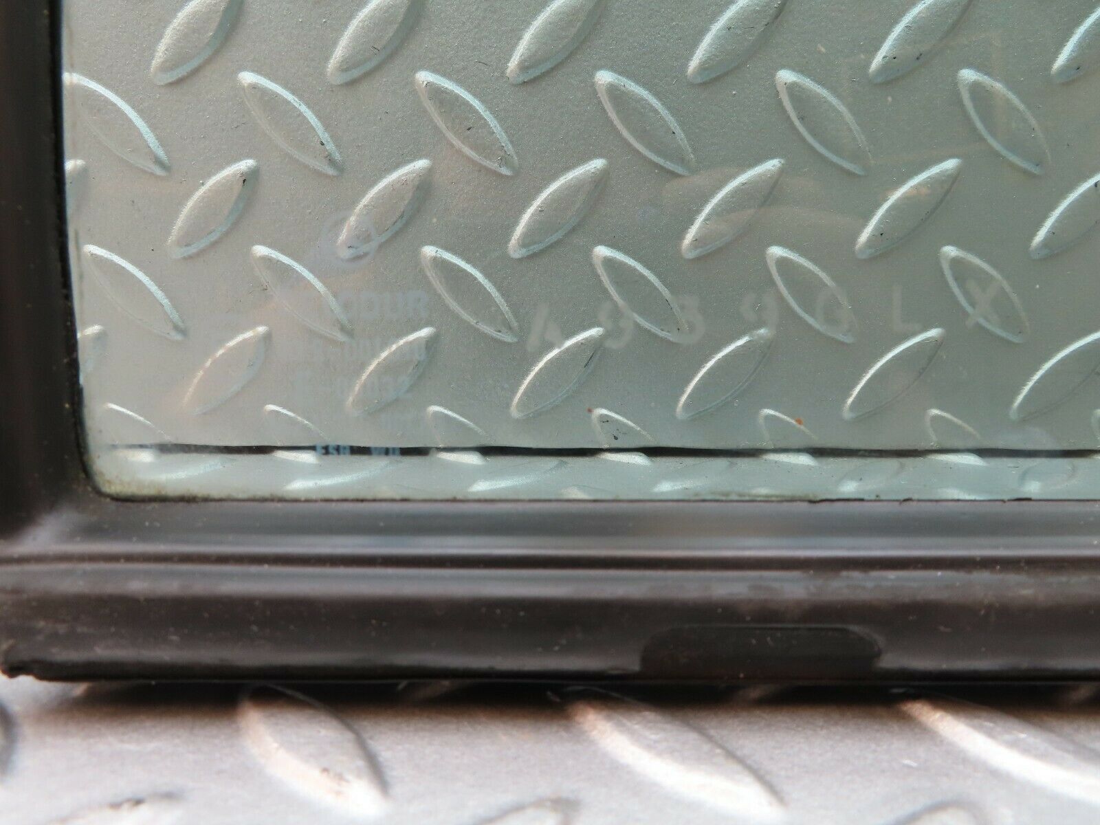 4058 Mercedes-Benz S123 200T Wagon Rear Left Door Glass