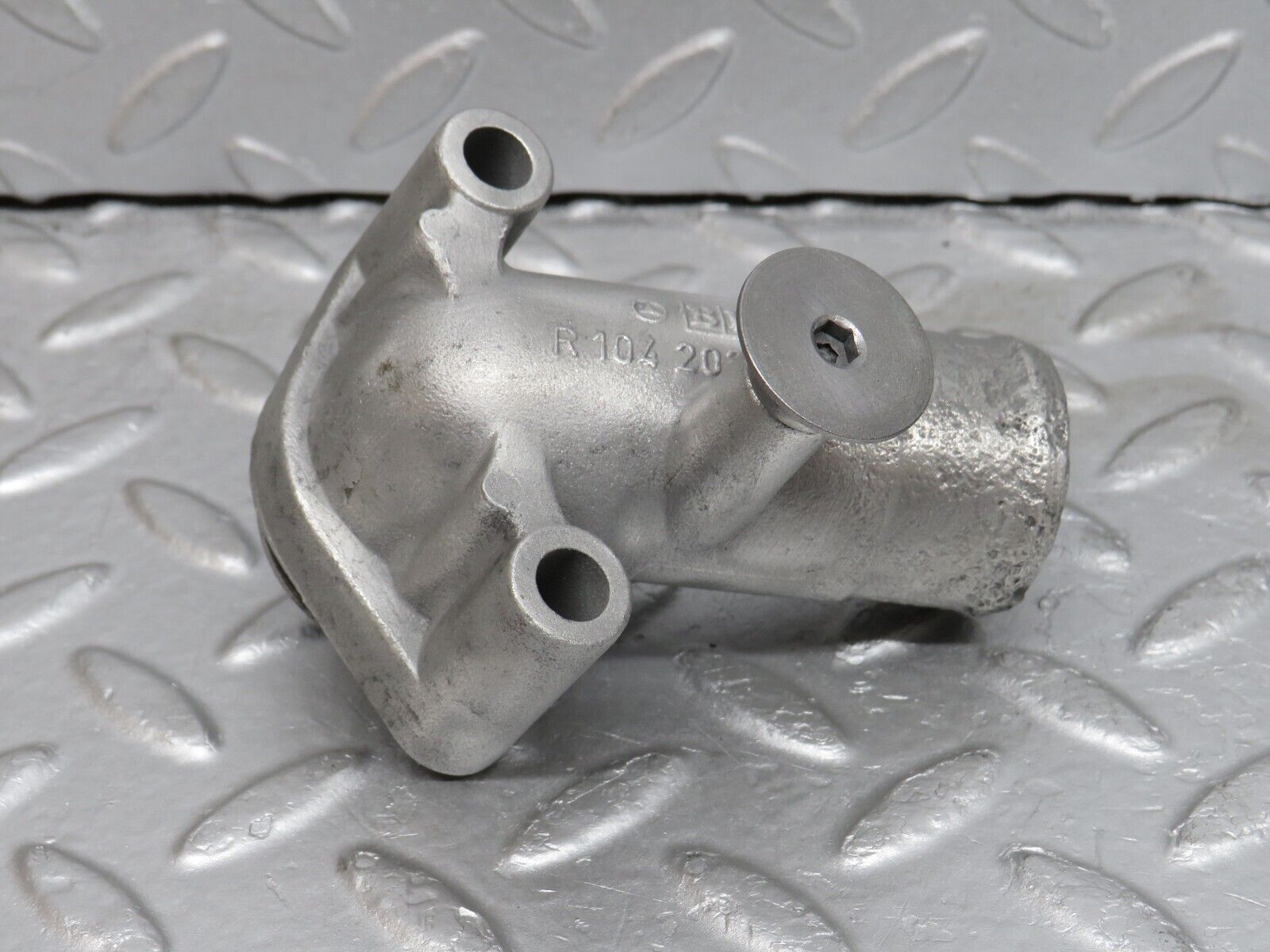 38110 Mercedes-Benz A124 320E Cabriolet Coolant Flange Pipe 1042030431