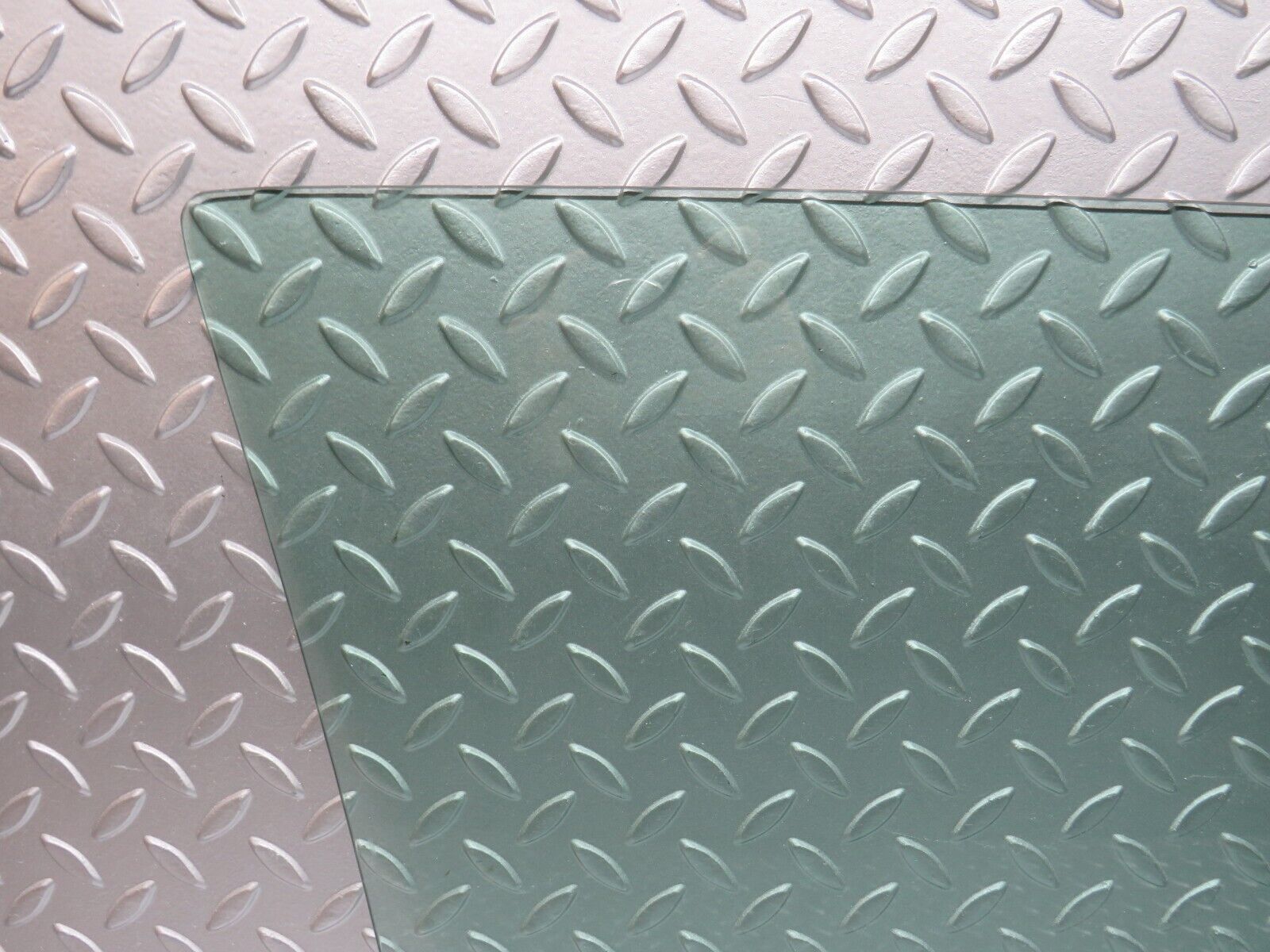 31475 Mercedes-Benz S124 220TE Wagon Front Left Door Window Glass