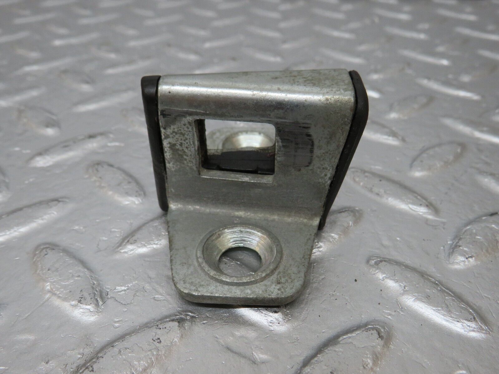 34134 Mercedes-Benz W124 260E Door Lock Latch